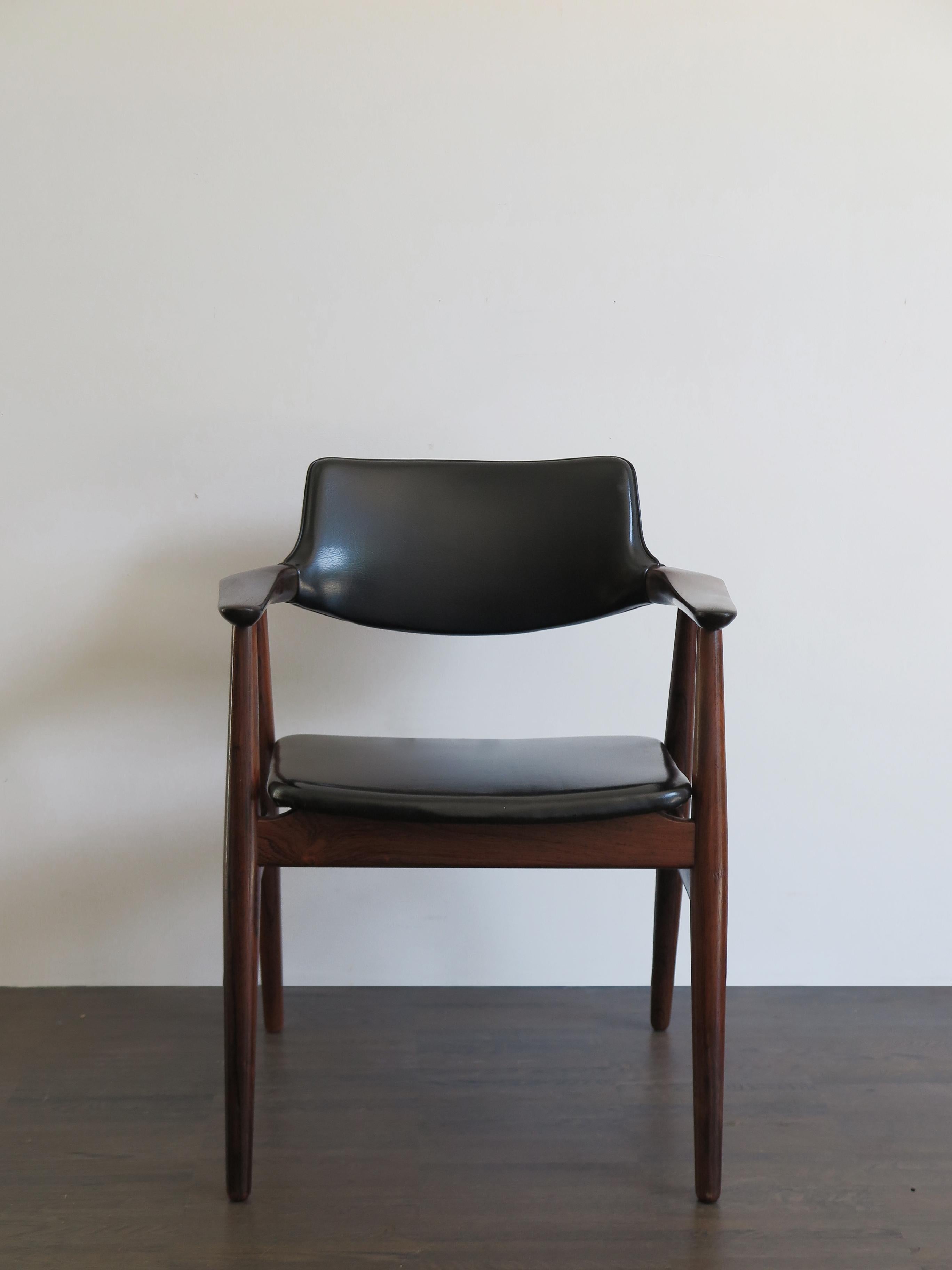 Scandinavian Mid-Century Modern design original armchair with structure in solid rosewood and original leather upholstery, Denmark 1960s

Please note that the item is original of the period and this shows normal signs of age and use.
