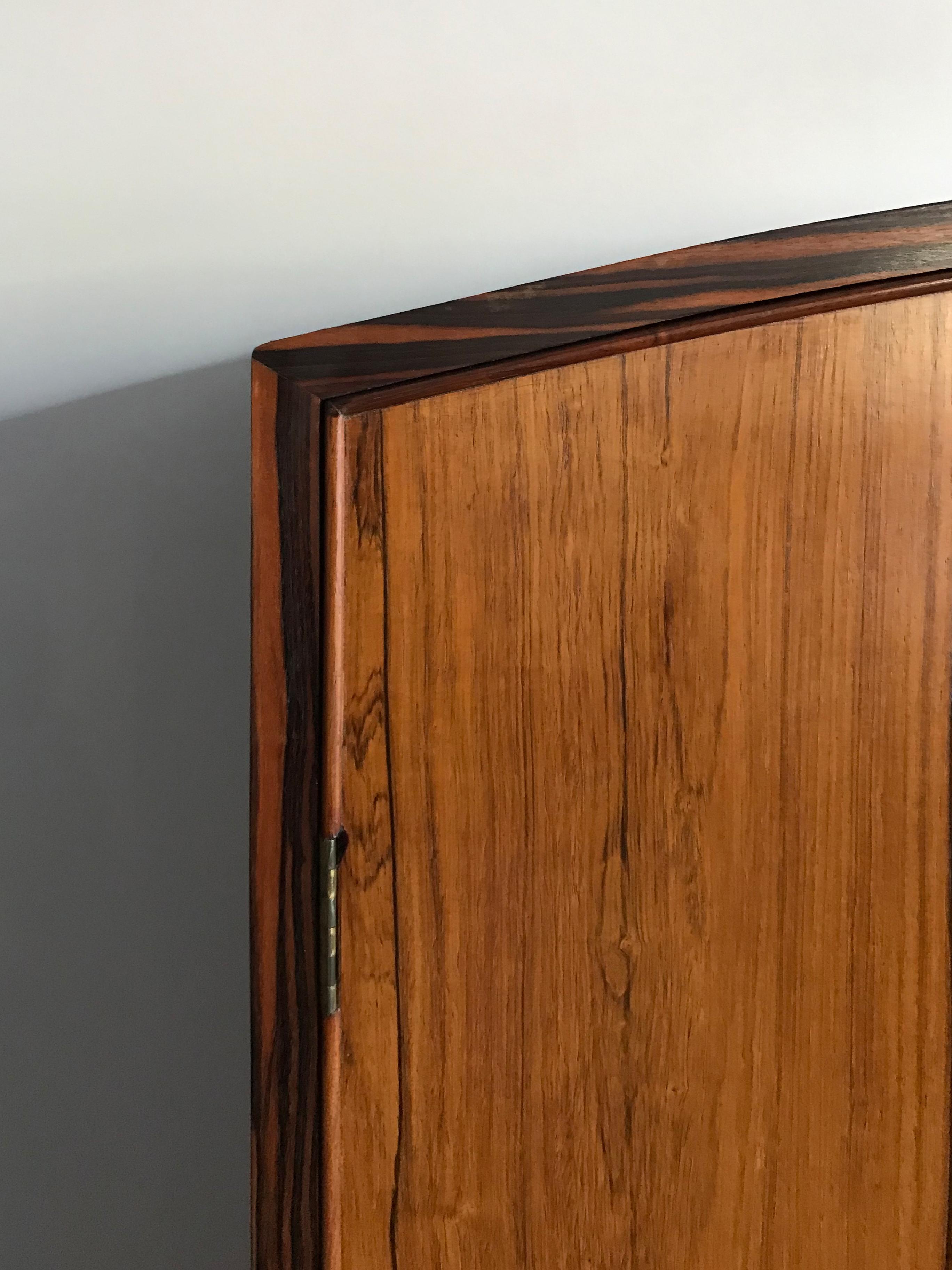 Armoire scandinave en bois foncé au design moderne du milieu du siècle dernier, années 1960 en vente 3