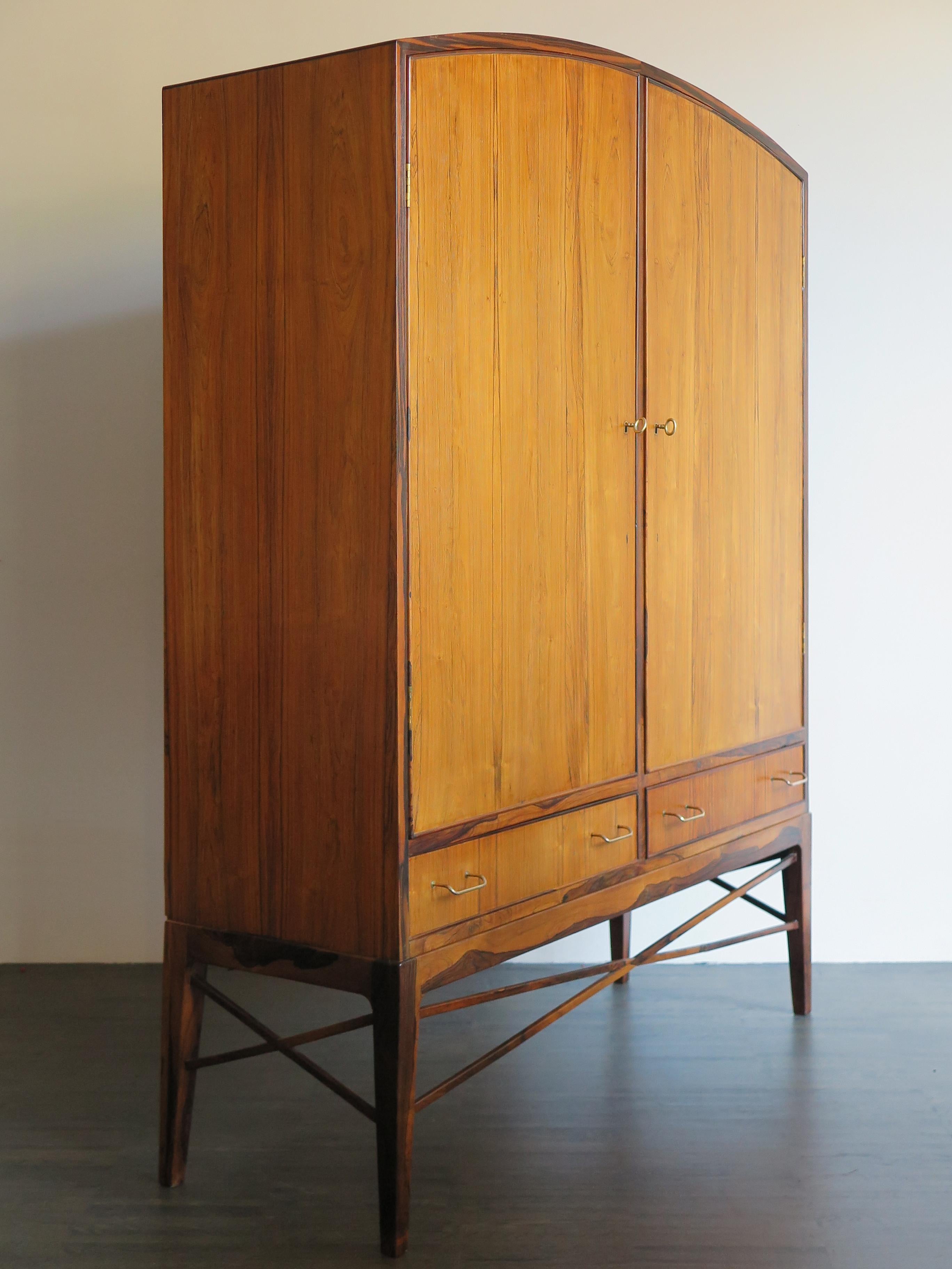 Danois Armoire scandinave en bois foncé au design moderne du milieu du siècle dernier, années 1960 en vente