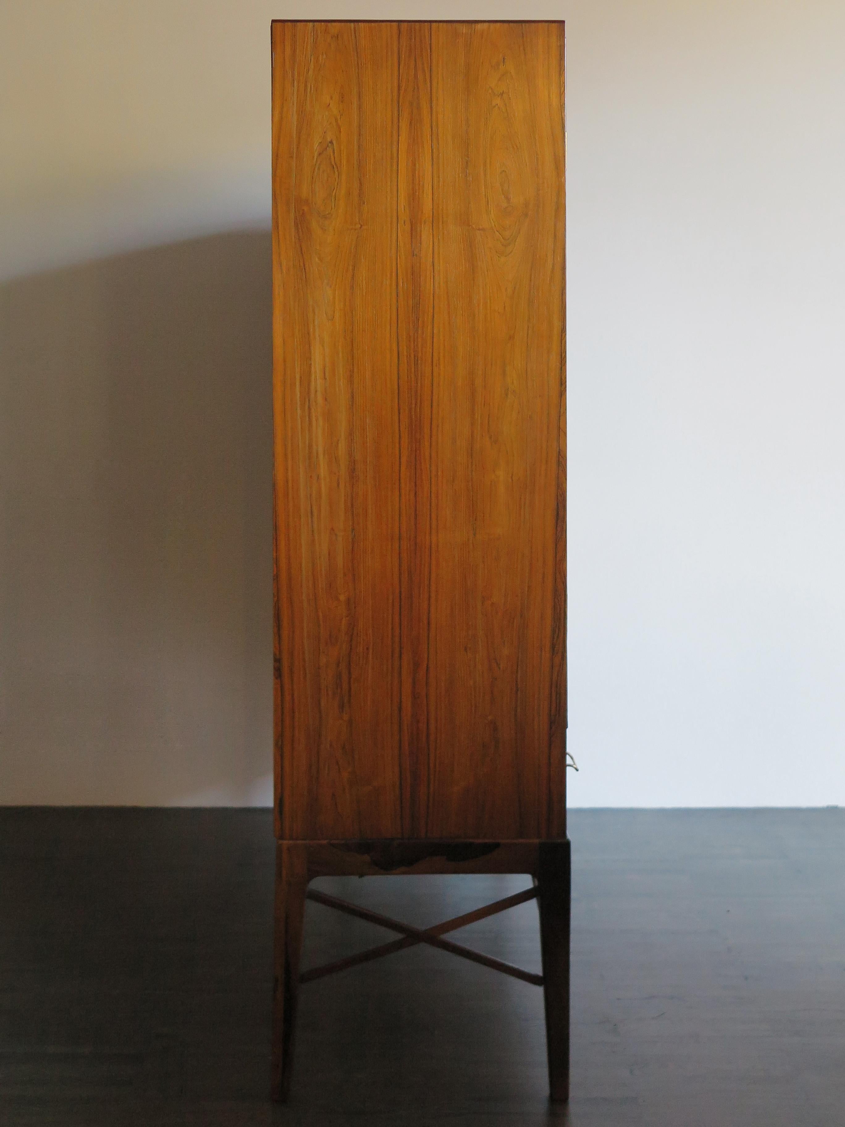 Placage Armoire scandinave en bois foncé au design moderne du milieu du siècle dernier, années 1960 en vente