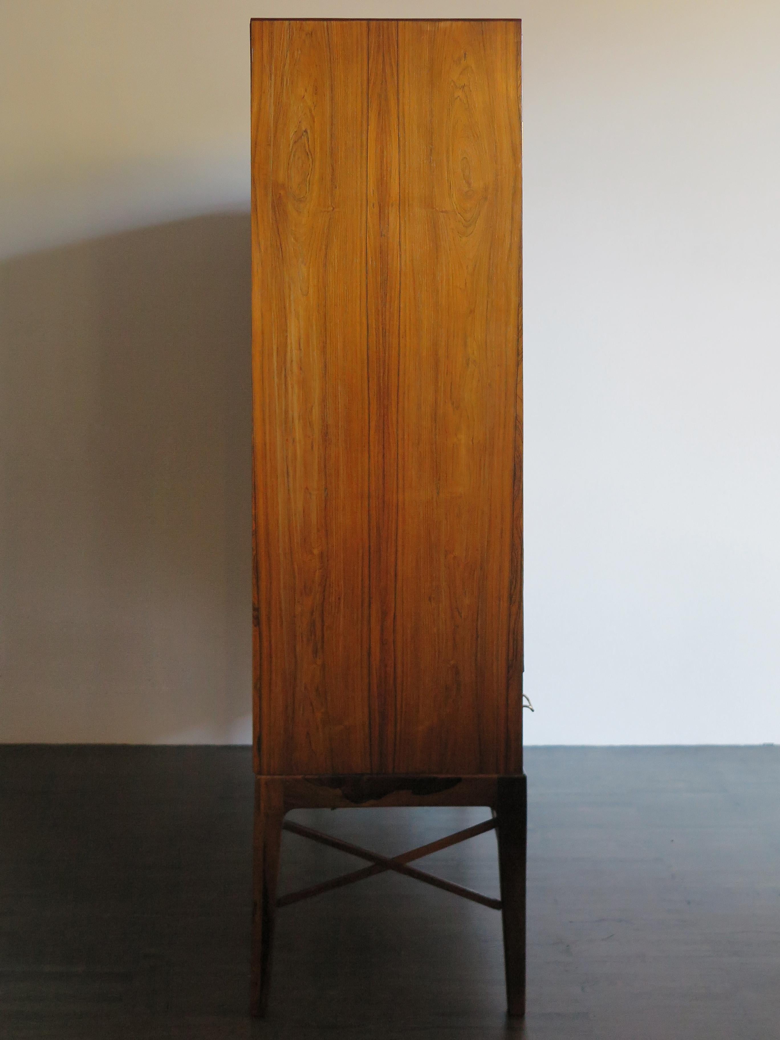 Placage Armoire scandinave en bois foncé au design moderne du milieu du siècle dernier, années 1960