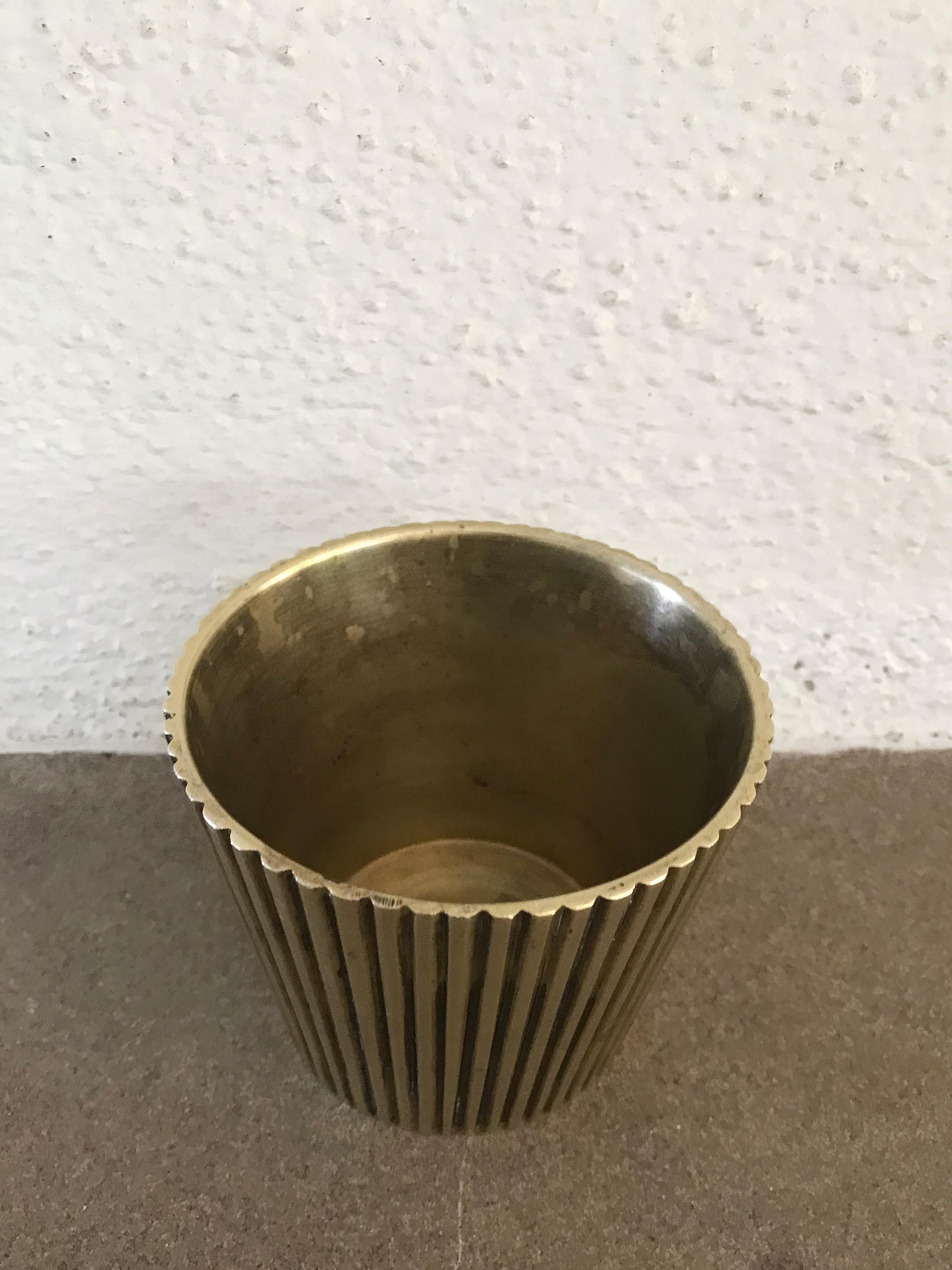 Skandinavische Vase im modernen Design der Jahrhundertmitte aus massivem Messing, hergestellt in Dänemark, ca. 1950er Jahre.
Bitte beachten Sie, dass es sich bei dem Artikel um ein Original aus der damaligen Zeit handelt, das normale Alters- und
