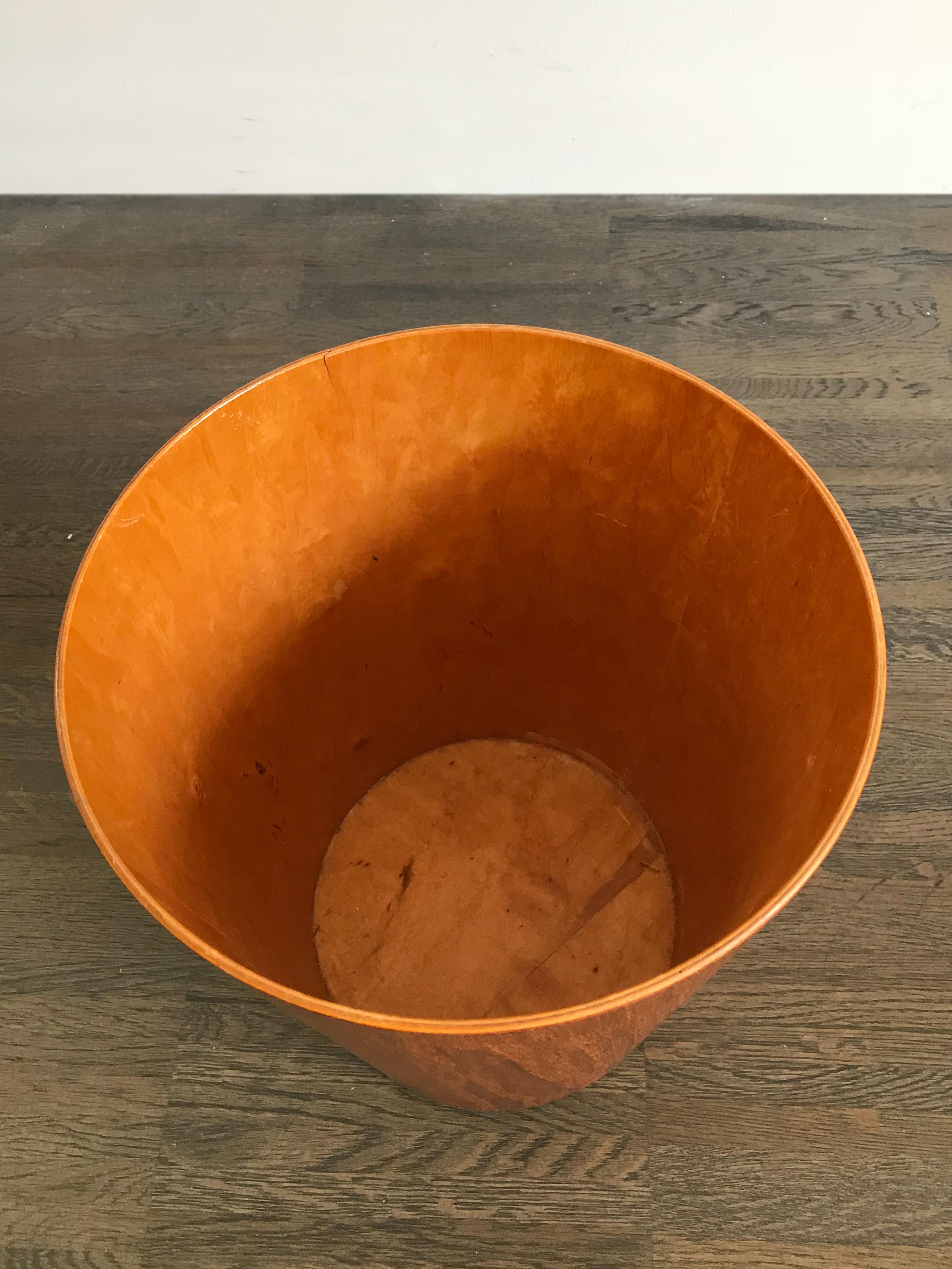 Swedish teak Mid-Century Modern trash can or paper basket, circa 1960s.
Please note that the item is original of the period and thus shows normal signs of age and use.