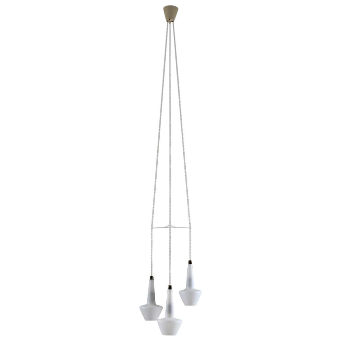 Lampe à suspension scandinave du milieu du siècle T272 en verre opalin de Hans-Agne Jakobsson