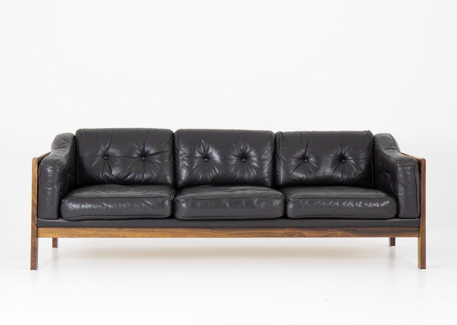 Canapé de salon de grande qualité conçu par Ingvar Stockum pour Futura Möbler en 1965. 

Son magnifique cadre et son profil bas ajoutent à l'élégance de ce canapé.

La série 