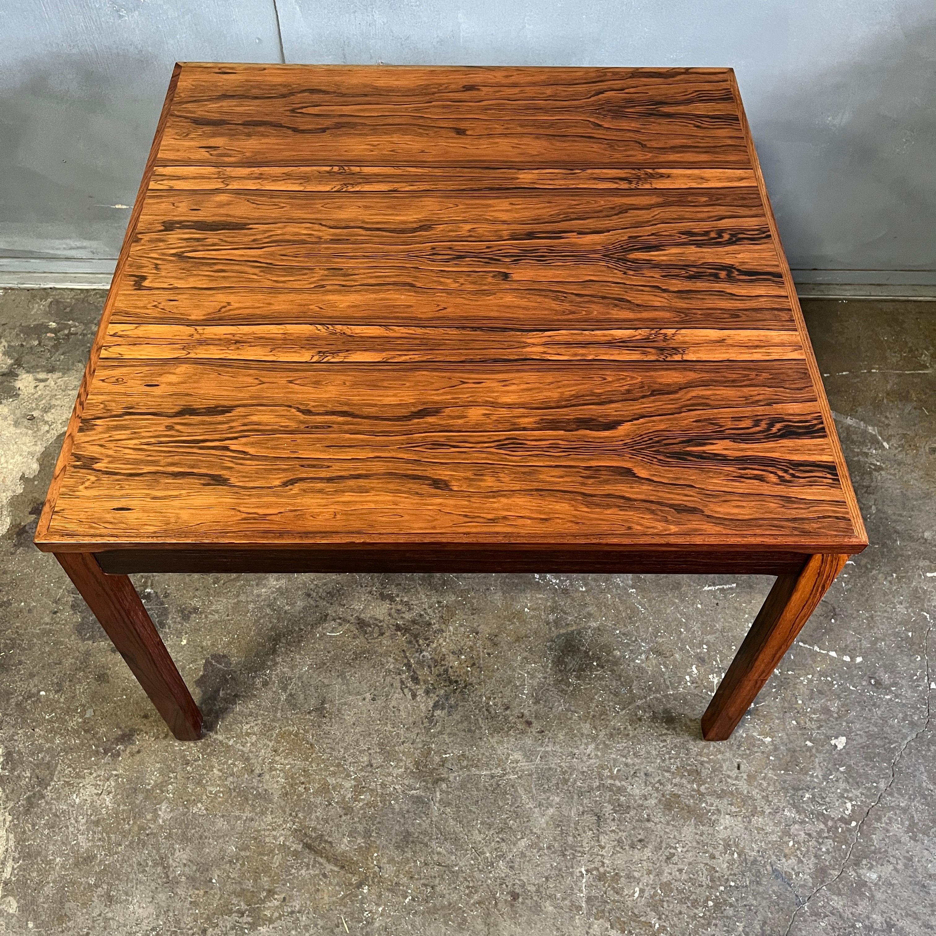 Table scandinave en bois de rose du milieu du siècle en vente 3