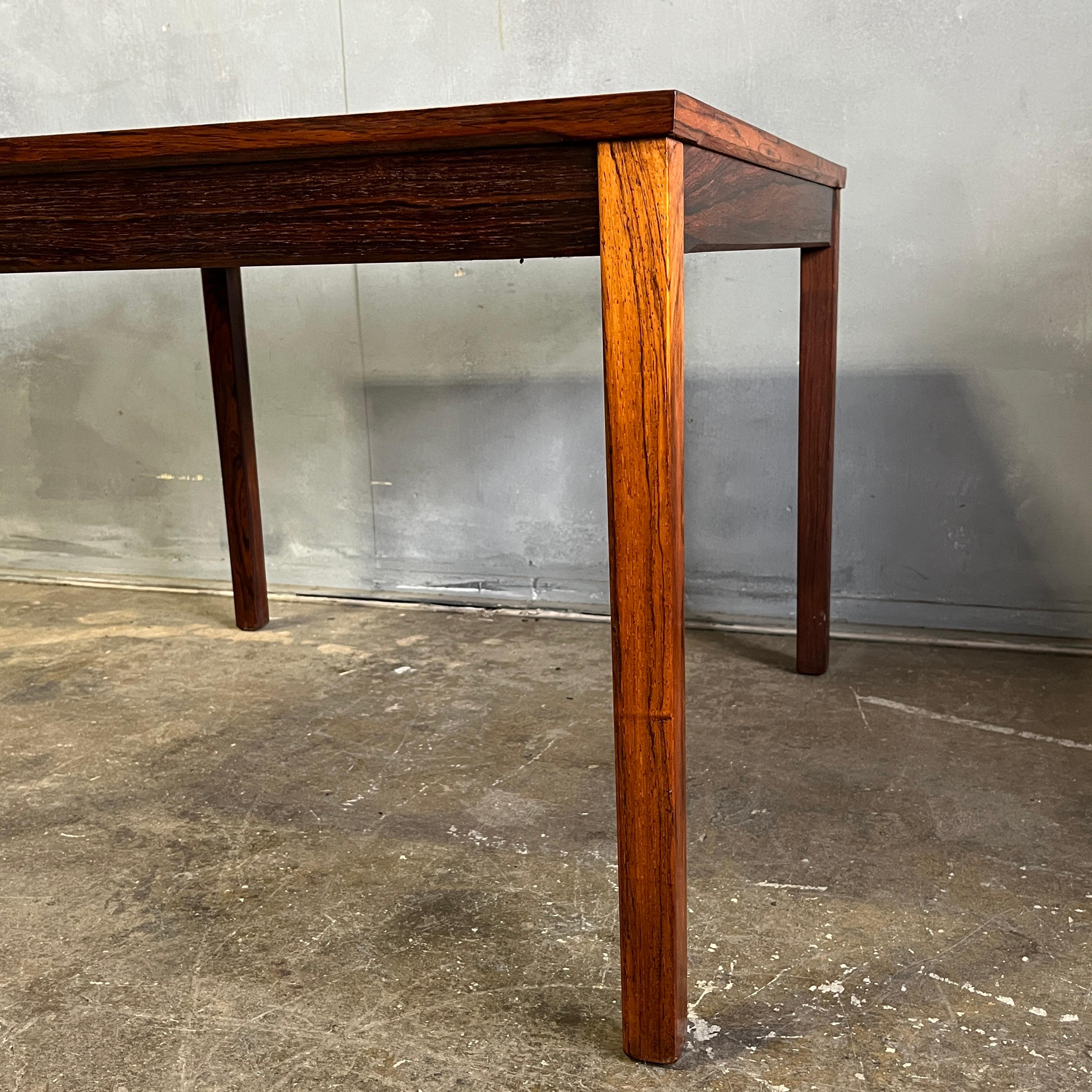 Table scandinave en bois de rose du milieu du siècle en vente 5