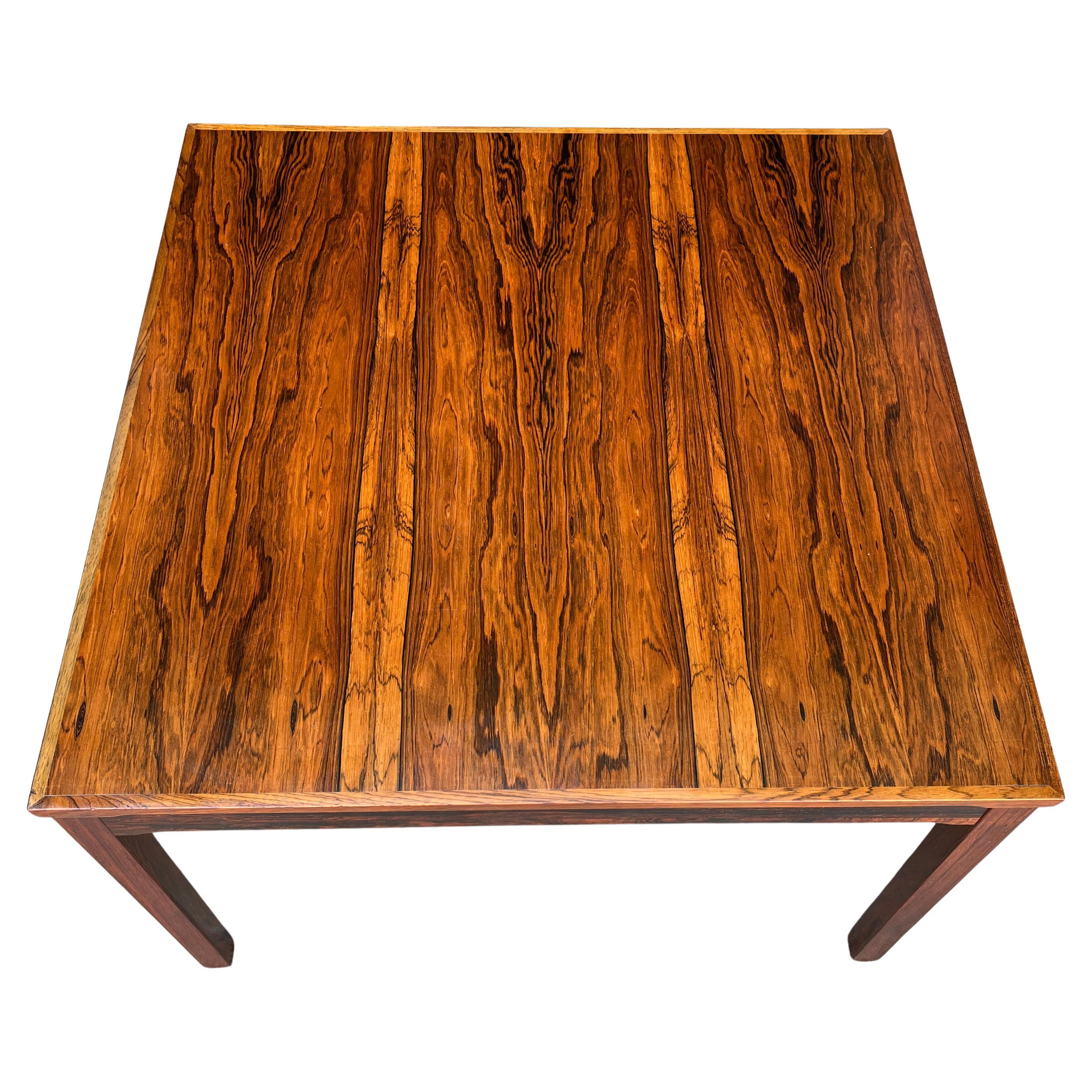 Haug Snekkeri Scandinavian Midcentury rosewood parsons style coffee table, side table, or end table. Solid rosewood legs, beautiful grain pattern on top surface.
Excellent original vintage condition with no condition issues. 

Model number nr 816.