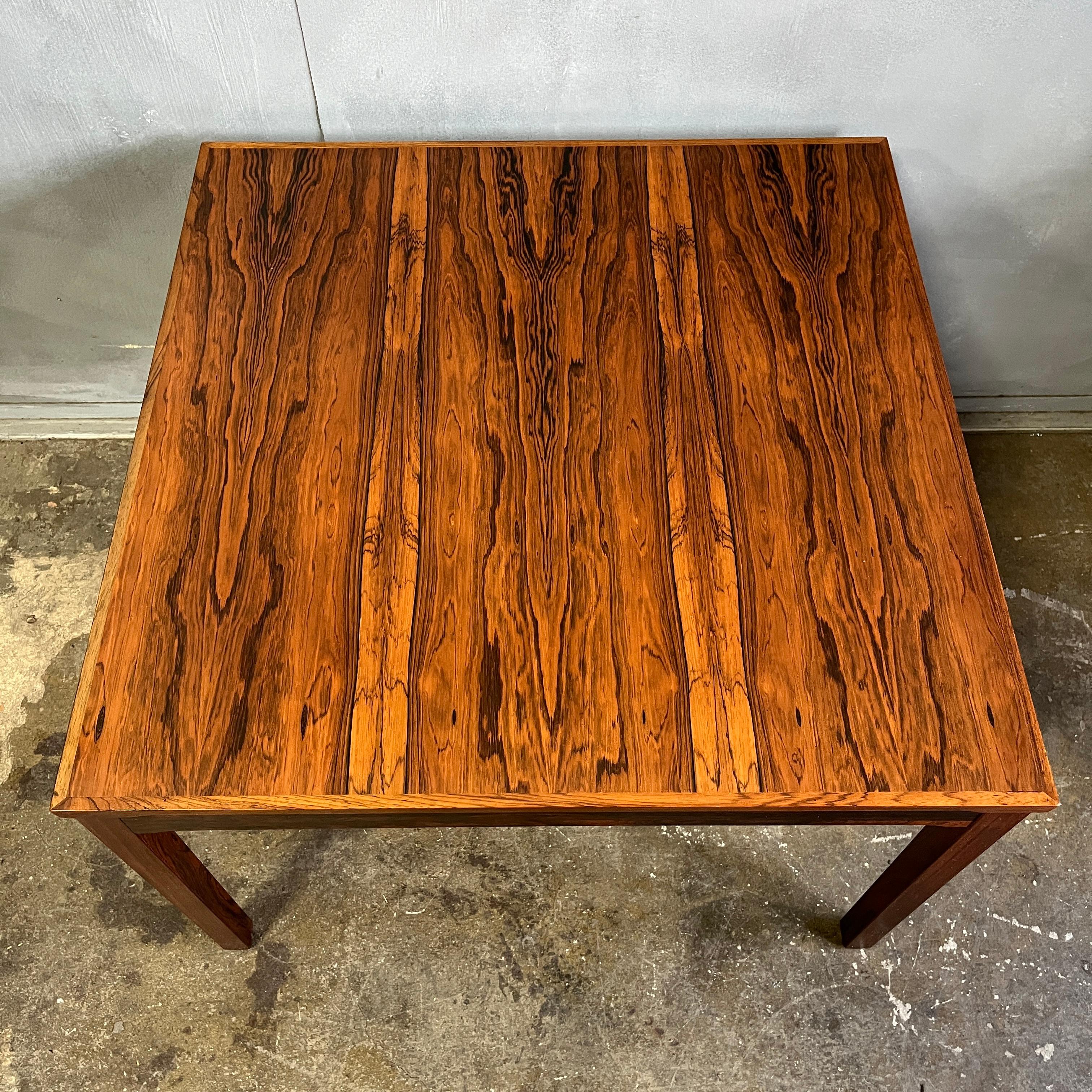 Table scandinave en bois de rose du milieu du siècle en vente 1