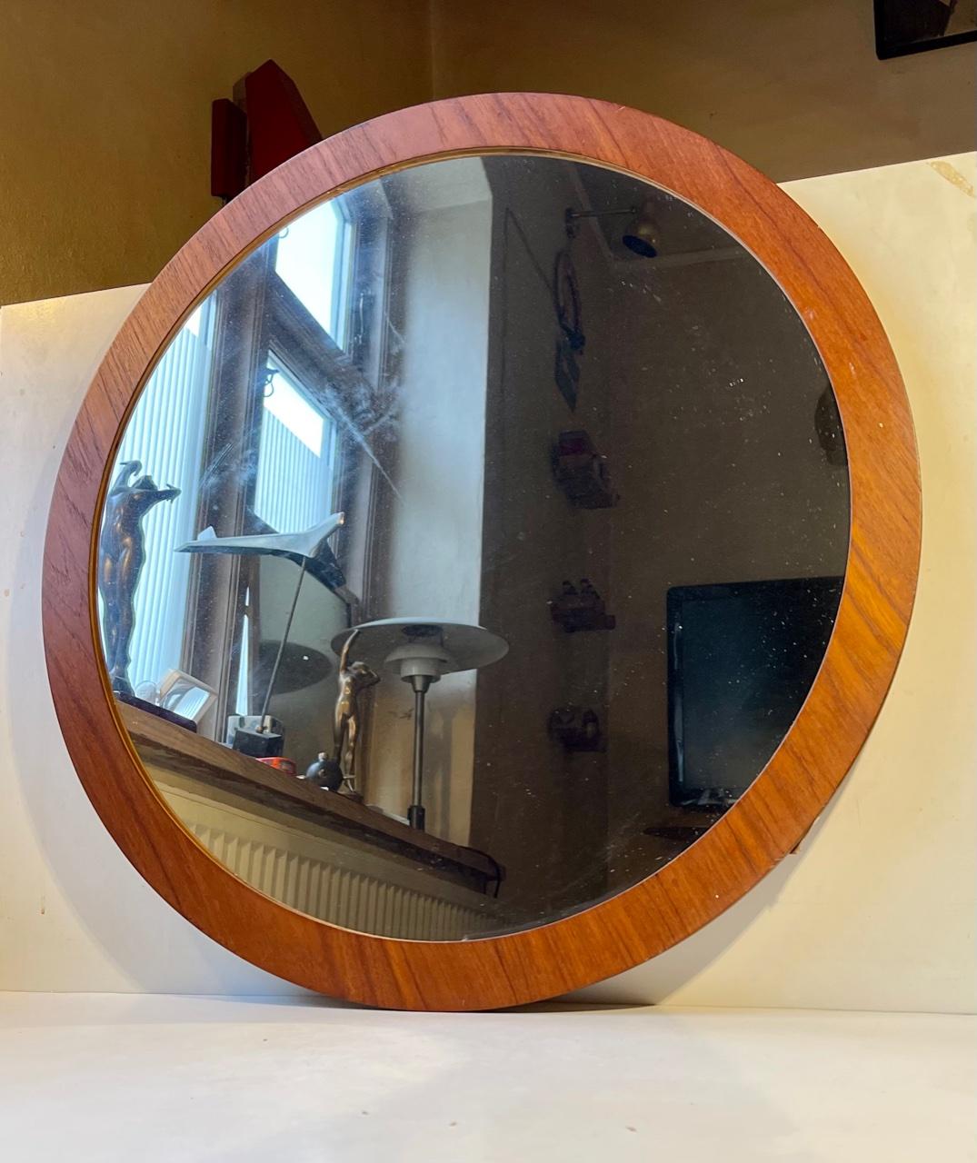 A large (60 cm) - 24 inches) circular wall-mounted mirror in teak. Probably made by either Sika Moebler or Petersen Spejle in Denmark during the 1960s. It has a very clean look to it due very shallow dept of only 1 cm - 0.4 inch.