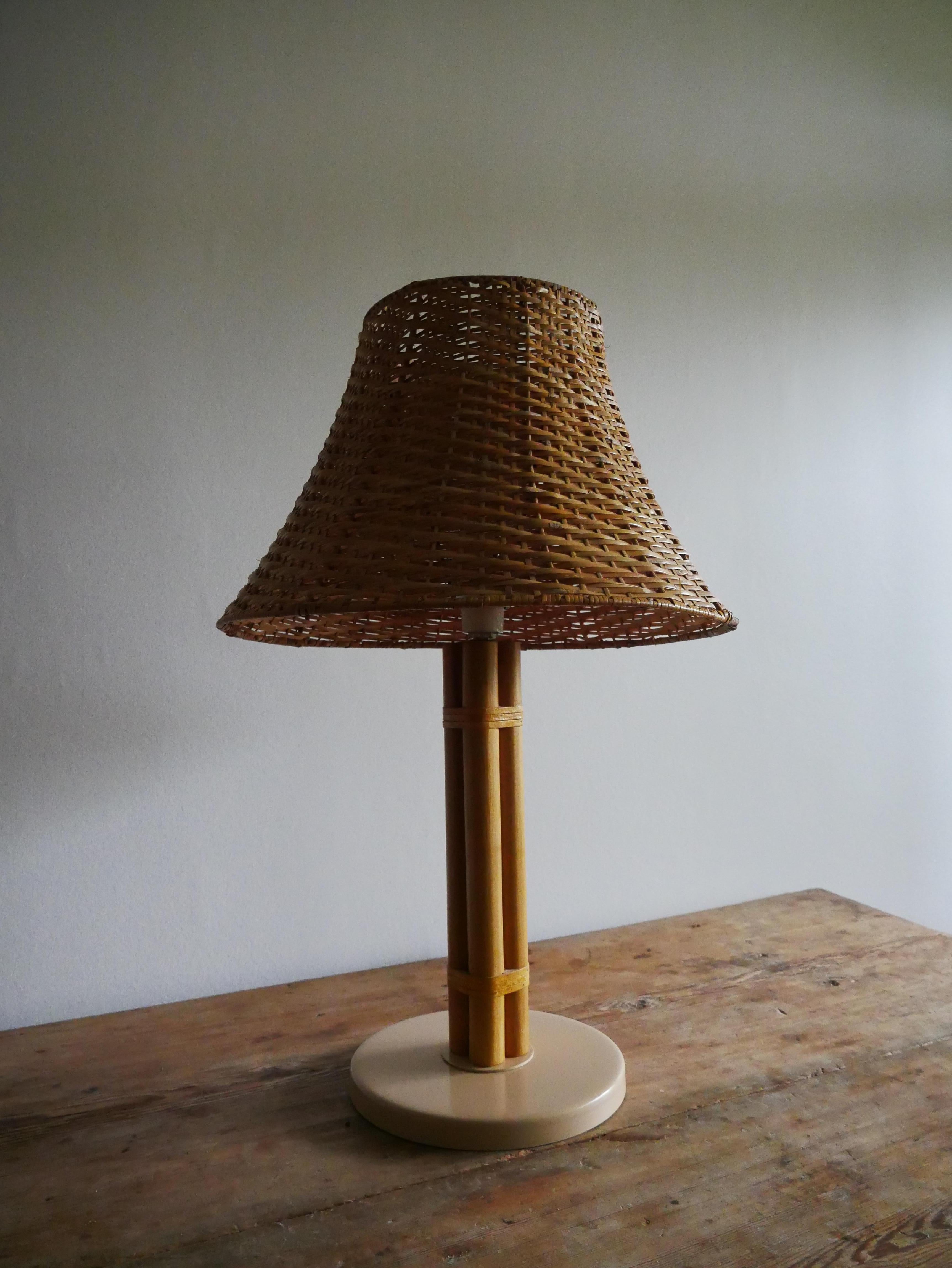 Scandinavian midcentury table lamp in brass and bamboo by Bergboms, Sweden, 1960s.

Model B-105.

This lamp is made of bamboo with details in leather.

The lamp comes with a rattan lampshade.