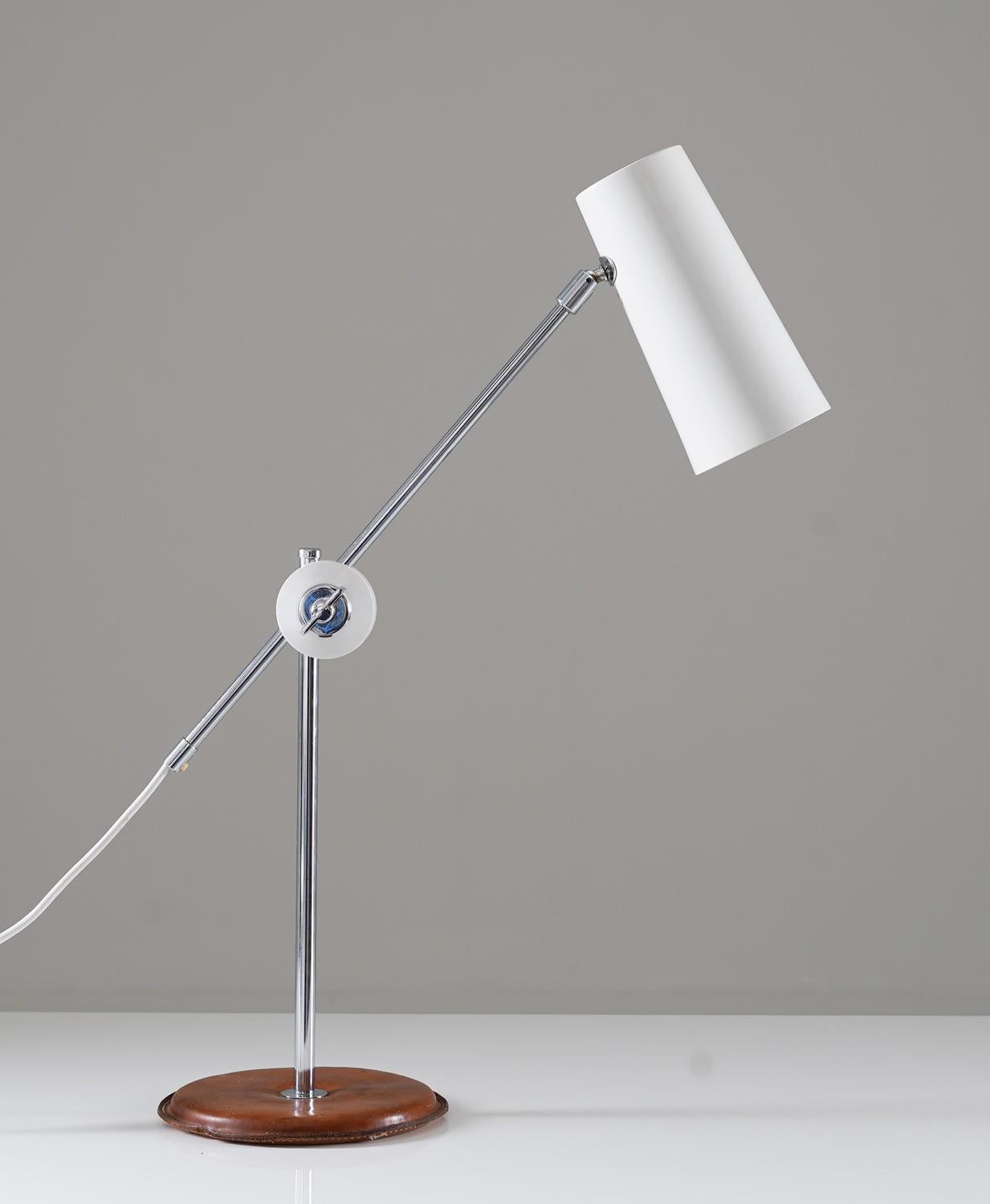 This beautiful table lamp was manufactured by Ateljé Lyktan in Sweden in the 1960s. Its unique design features adjustable chrome rods, making the lamp extremely flexible. This lamp is in good original condition, with patina and stains on the