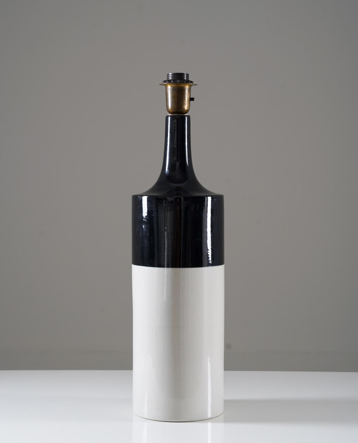 Grande e rara lampada da tavolo disegnata da Gunvor Olin-Grönqvist, realizzata a mano in Arabia negli anni Sessanta. Gres smaltato lucido bianco e nero con dettagli in ottone.

Condizioni: Ottime condizioni.
   