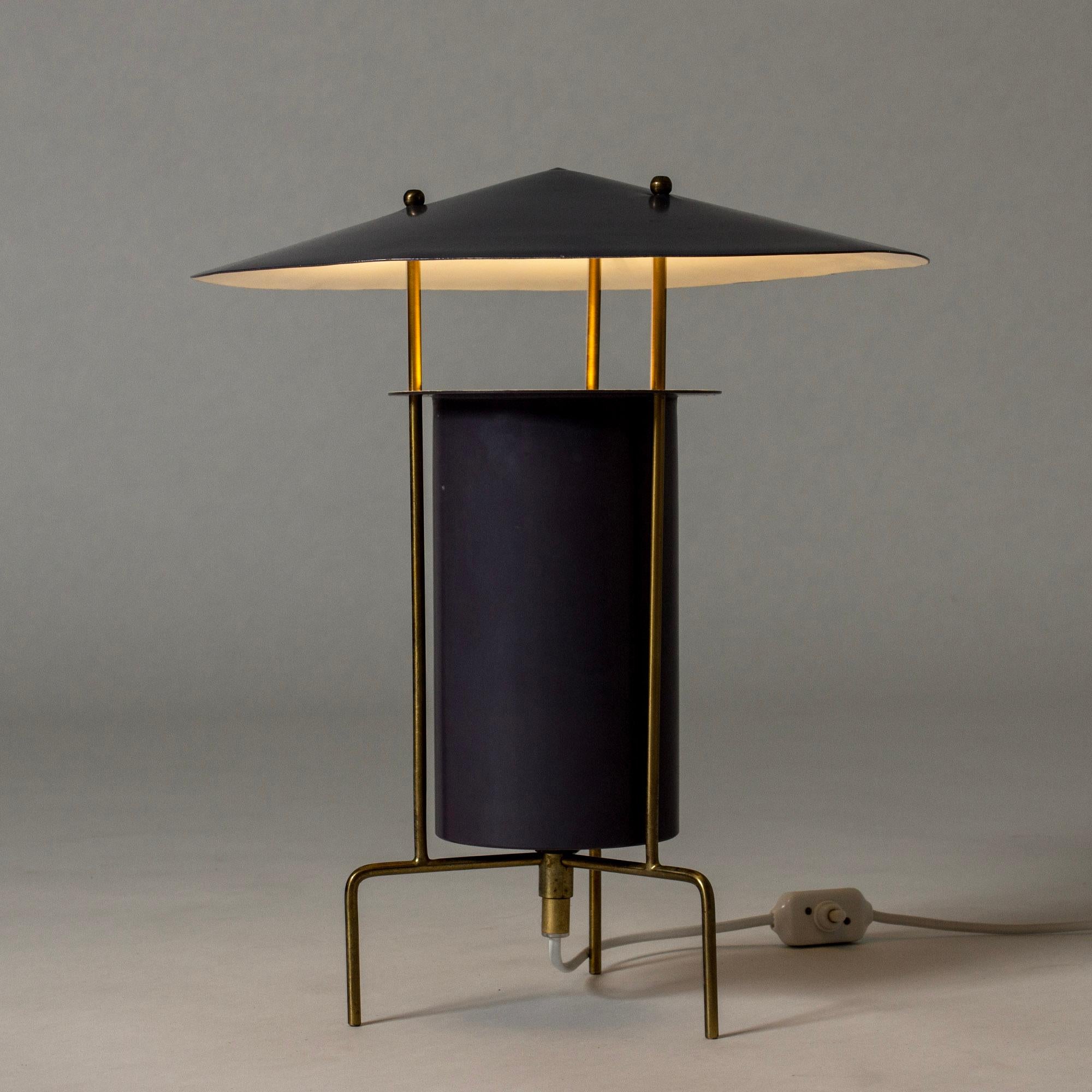 Étonnante lampe de table de Hans-Agne Agnes, réalisée en métal gris pâle et violet avec des détails en laiton. Design/One en forme de fusée.