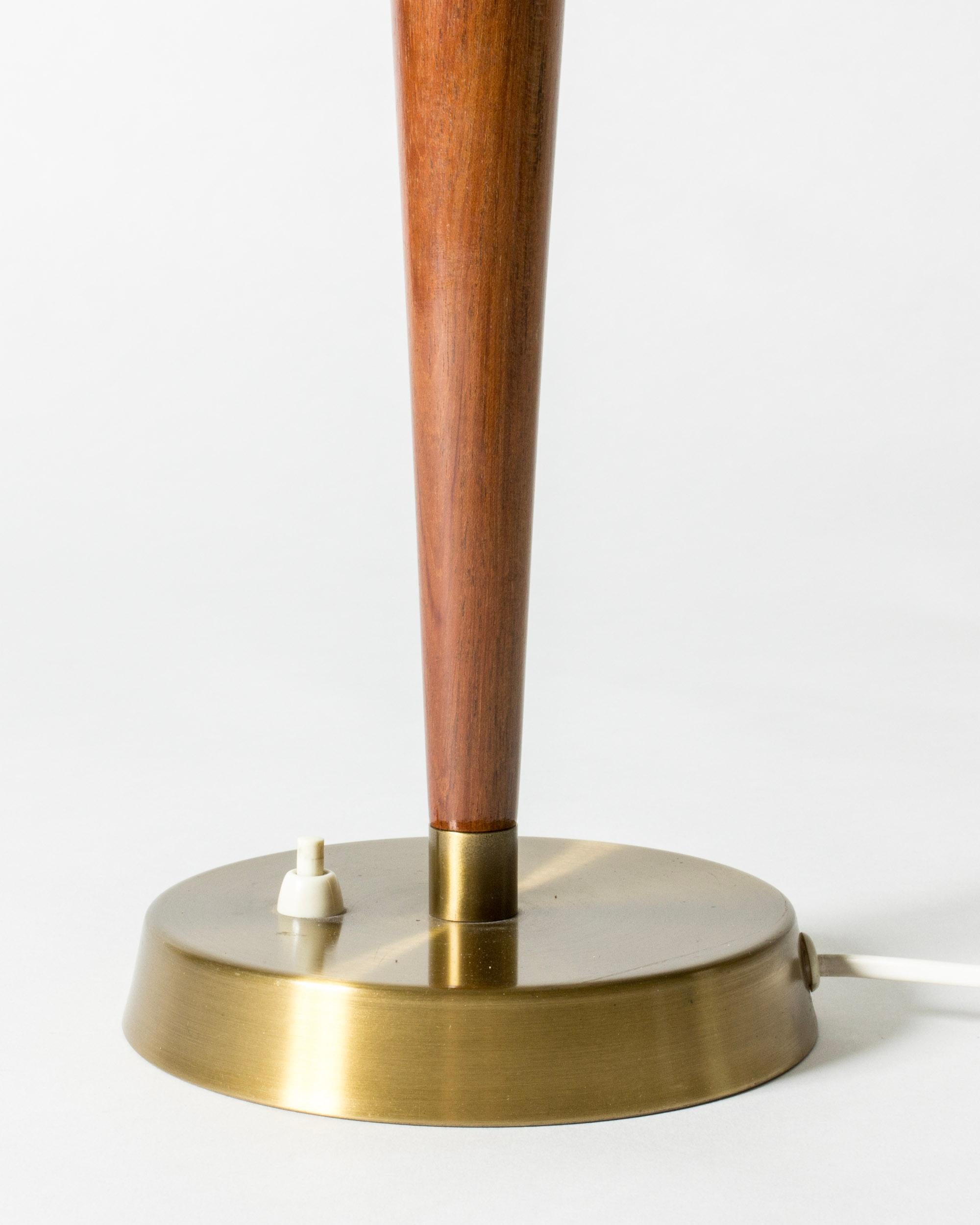 Laiton Lampe de table scandinave du milieu du siècle par Hans-Agne Jakobsson, Suède, années 1950 en vente