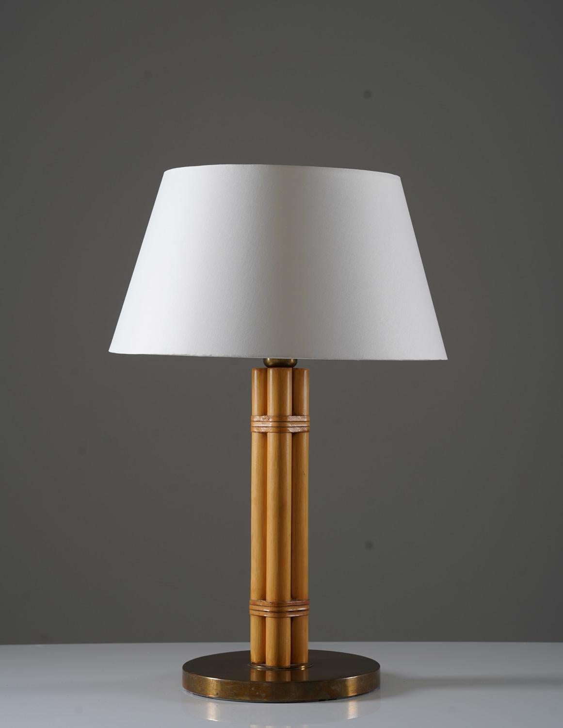 Skandinavische Tischleuchte aus Messing und Bambus von Bergboms, Schweden, 1960er Jahre.
Diese Lampe ist aus Bambus mit Details aus Messing und Leder gefertigt. Die Leuchte wird mit einem neuen hochwertigen Schirm aus cremeweißem Satinstoff