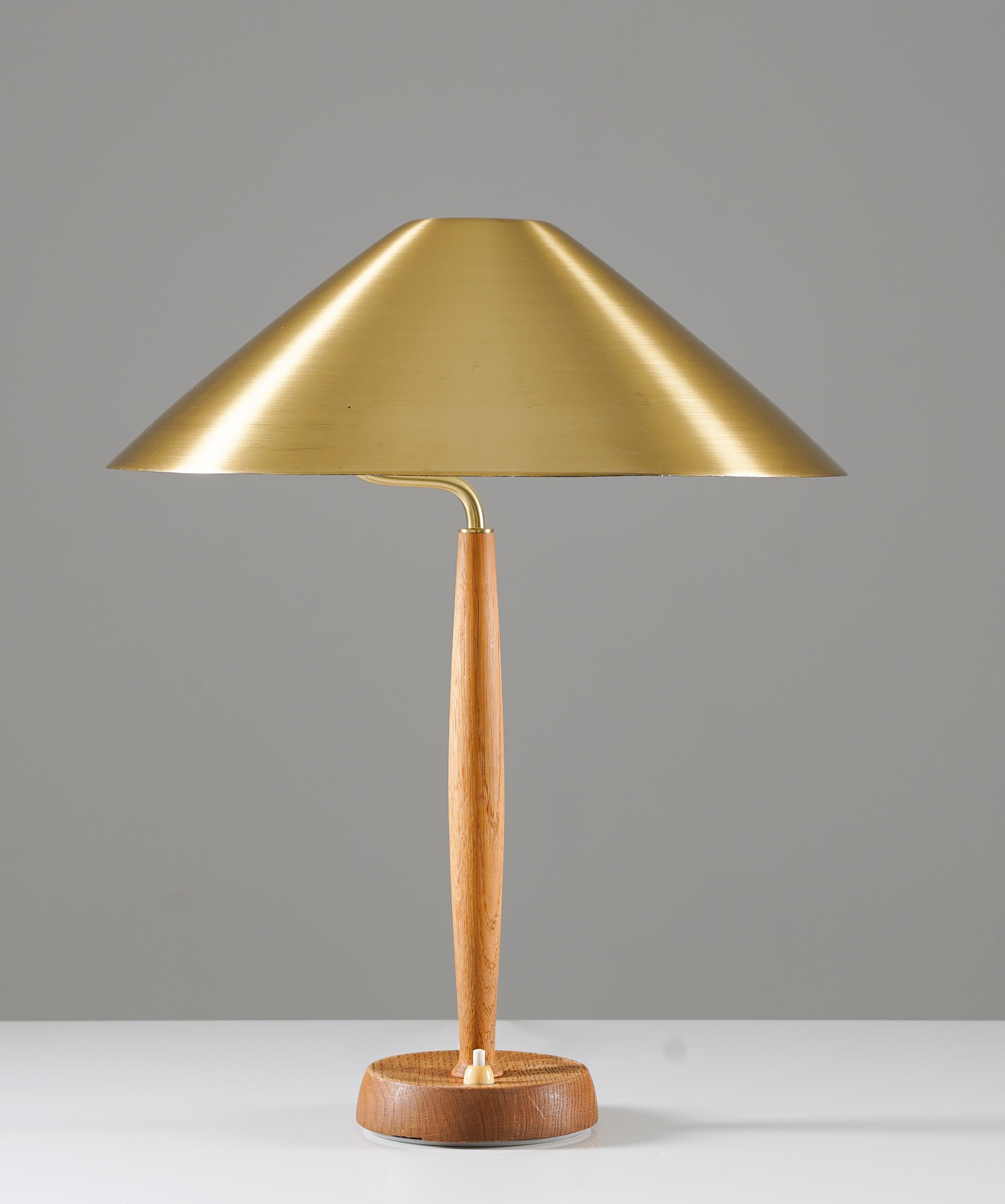 Beautiful table lamp manufactured by Falkenbergs Belysning, circa 1950.
This lamp is made of oak with a shade of brass. 


Condition: Good original condition with light signs of age and use.
   