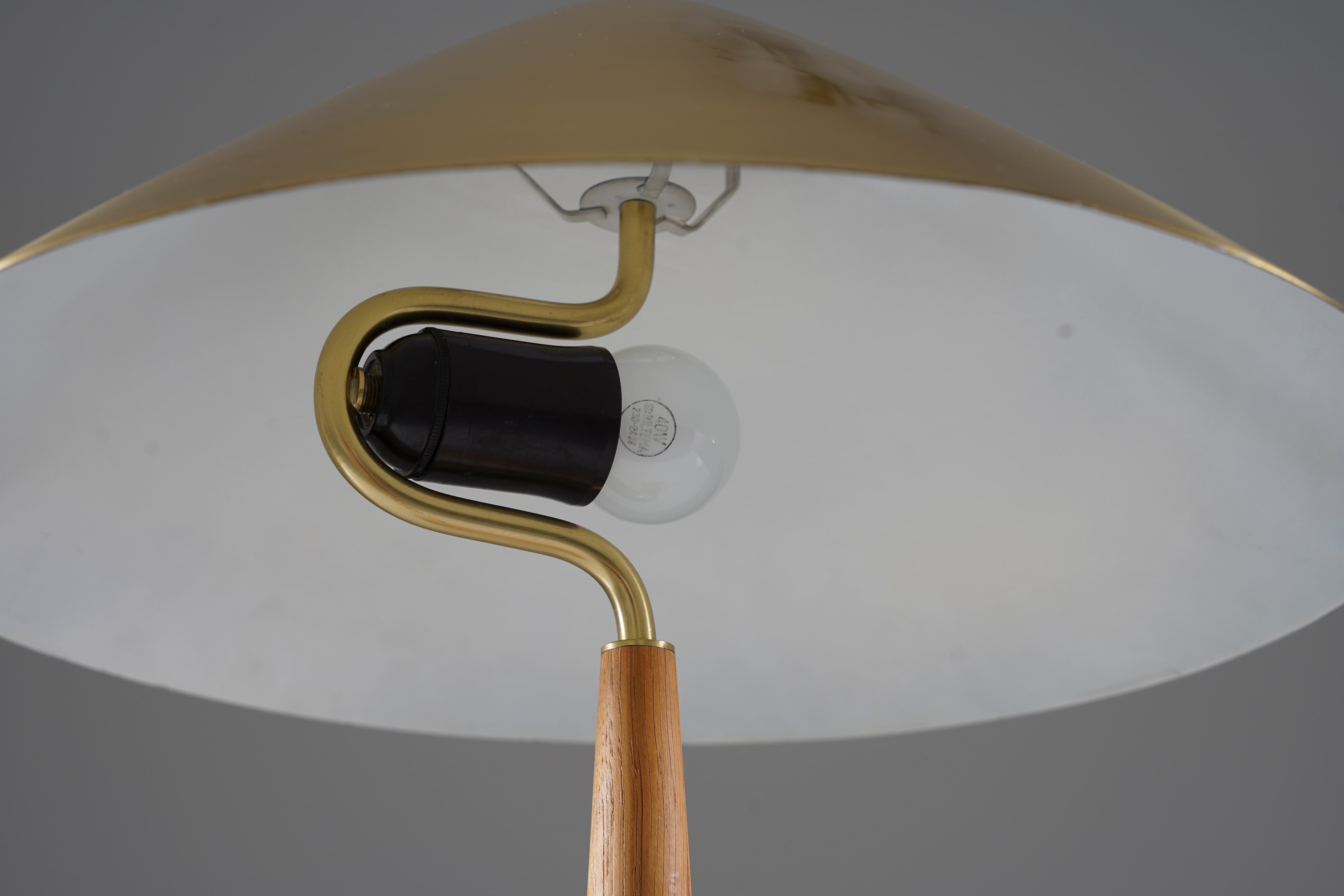 Scandinavian Midcentury Table Lamp in Brass and Oak by Falkenbergs In Good Condition In Karlstad, SE
