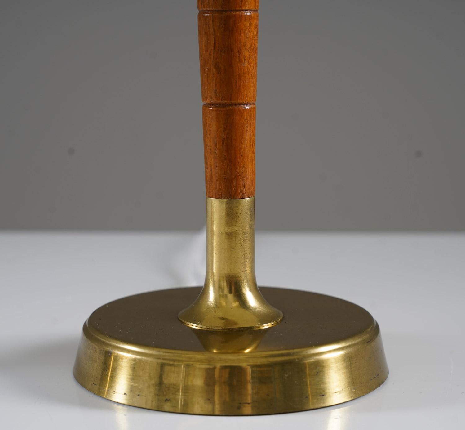 Skandinavische Mid-Century-Tischlampe aus Messing und Teakholz von Falkenbergs (20. Jahrhundert)