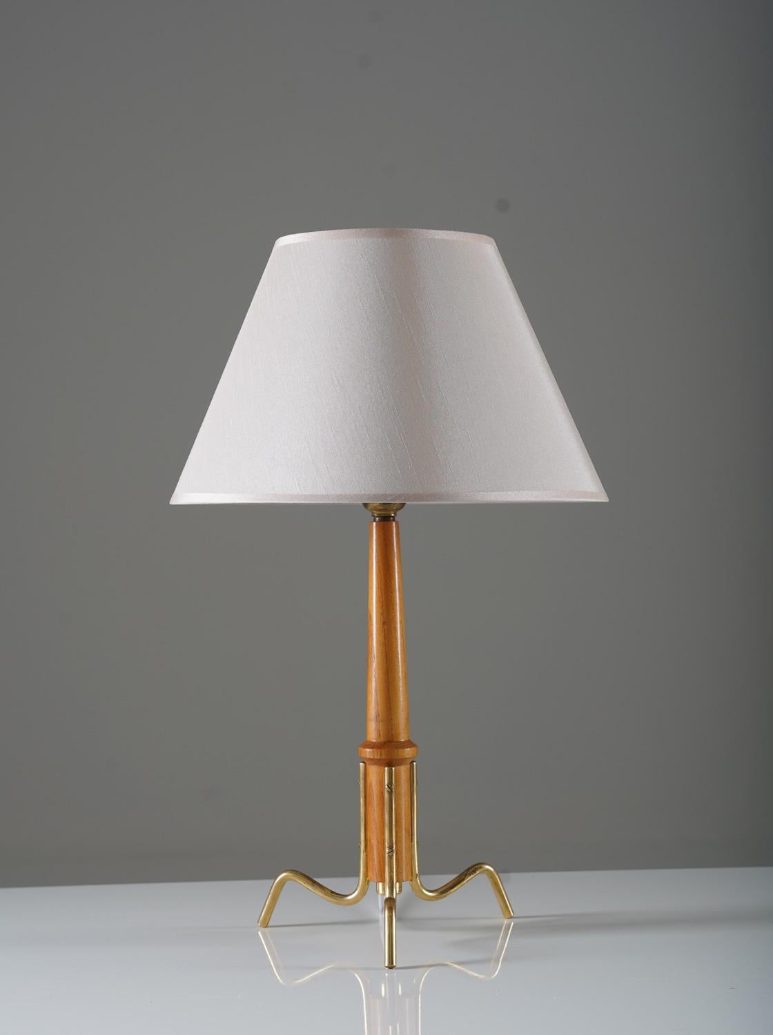 Beautiful table lamp model 15444 by Böhlmarks, Sweden 1946
This lamp is made of elm with a tripod base in brass. The lamp comes with a vintage beige-white shade.


Condition: good original condition with light signs of age and use. The shade is not