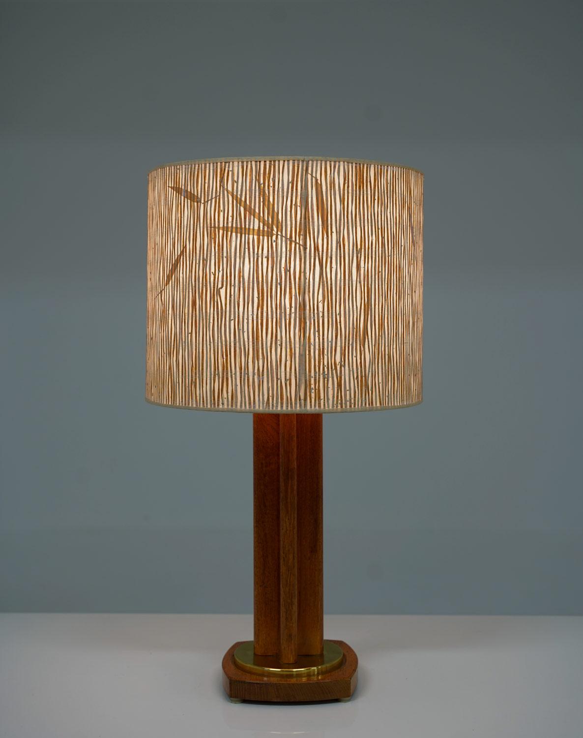 Laiton Lampe de bureau scandinave du milieu du siècle dernier en chêne et laiton par MAE, Suède en vente