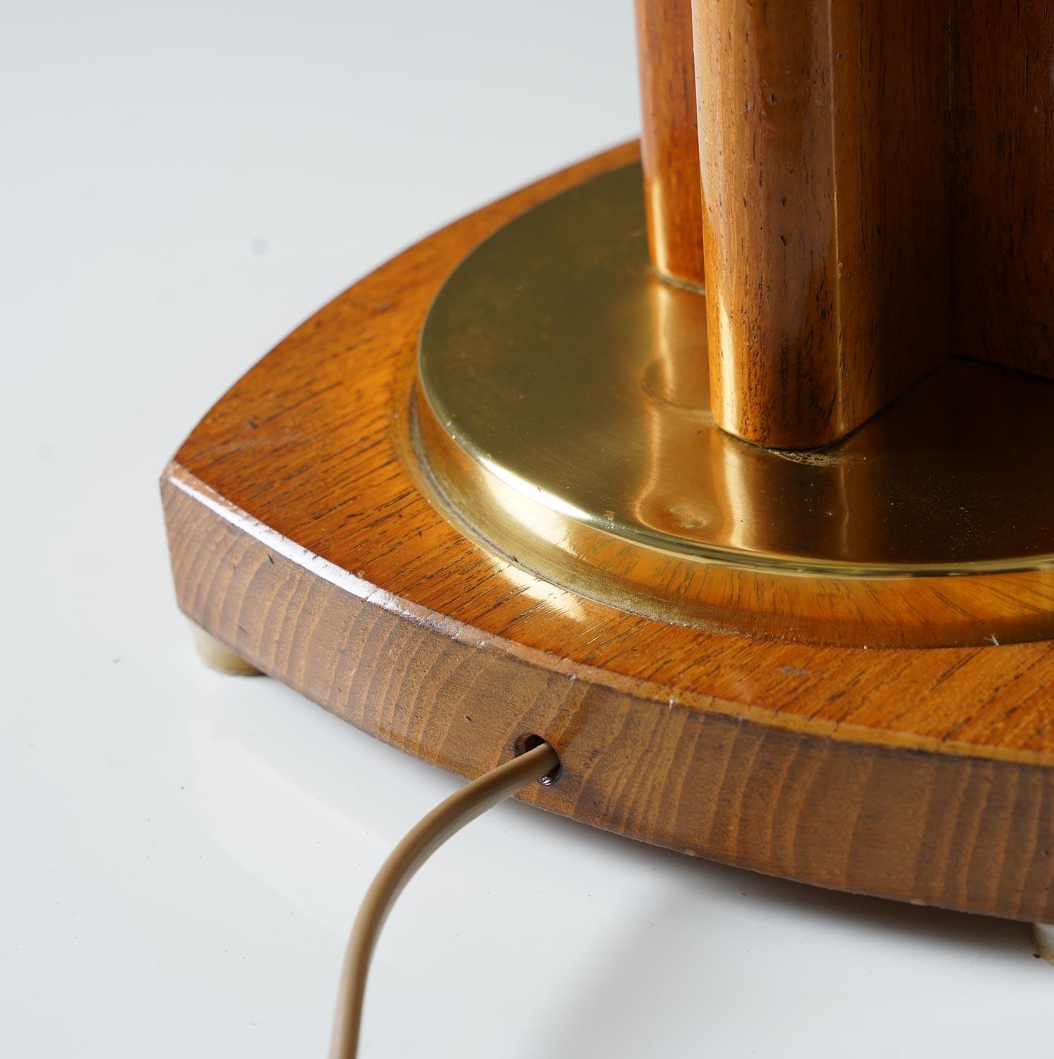Scandinavian Midcentury Table Lamp in Oak and Brass by MAE, Sweden For Sale 3