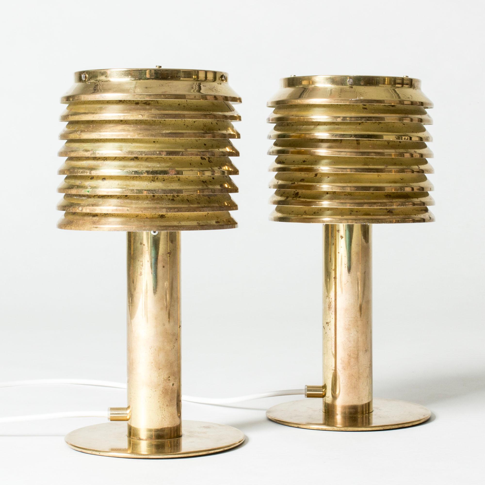 Pareja de lámparas de mesa de latón muy chulas de Hans-Agne Jakobsson. Las láminas de latón se apilan en un diseño ajustado y la luz queda apantallada en la parte superior por esferas perforadas.