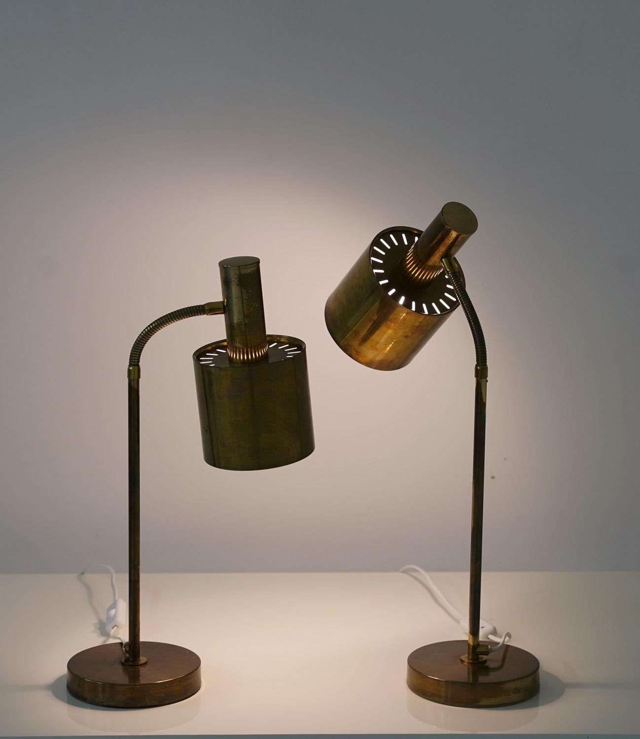 Lampes de bureau scandinaves du milieu du siècle dernier en laiton par Konsthantverk Tyringe en vente 3