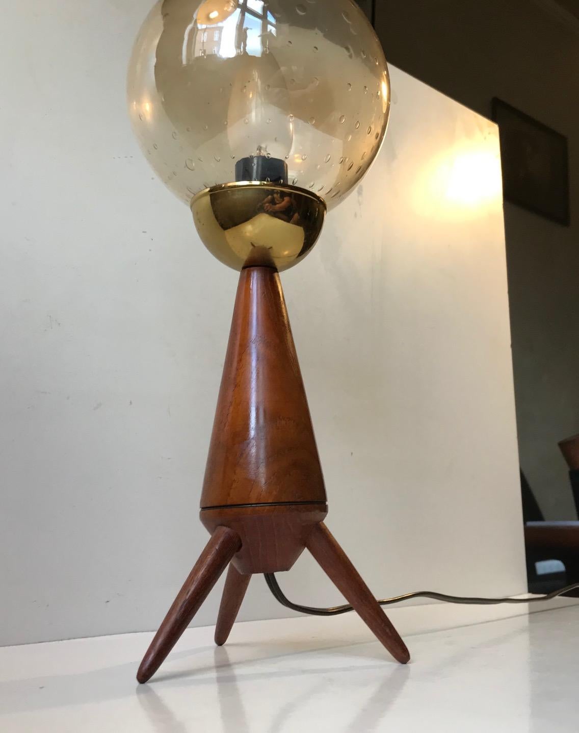 Mid-Century Modern Lampe de bureau à trois pieds scandinave du milieu du siècle dernier en teck et verre, années 1960 en vente
