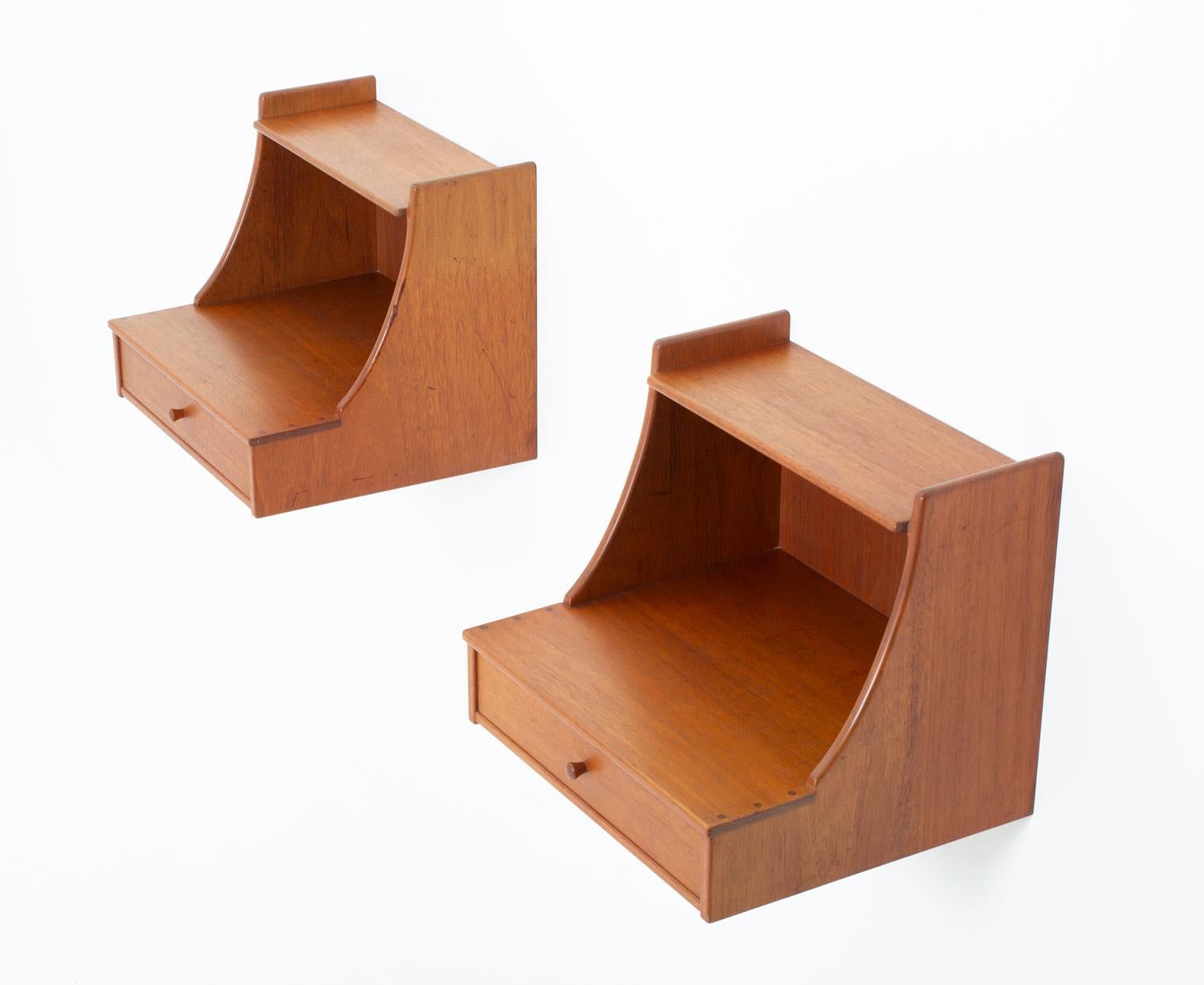 A pair of rare wall-mounted bedside tables by Carl Malmsten, manufactured in his own studio during the 1960s.
These bedside tables are made of teak and show a very minimalistic design with great details. As with all of Carl Malmsten's furniture,