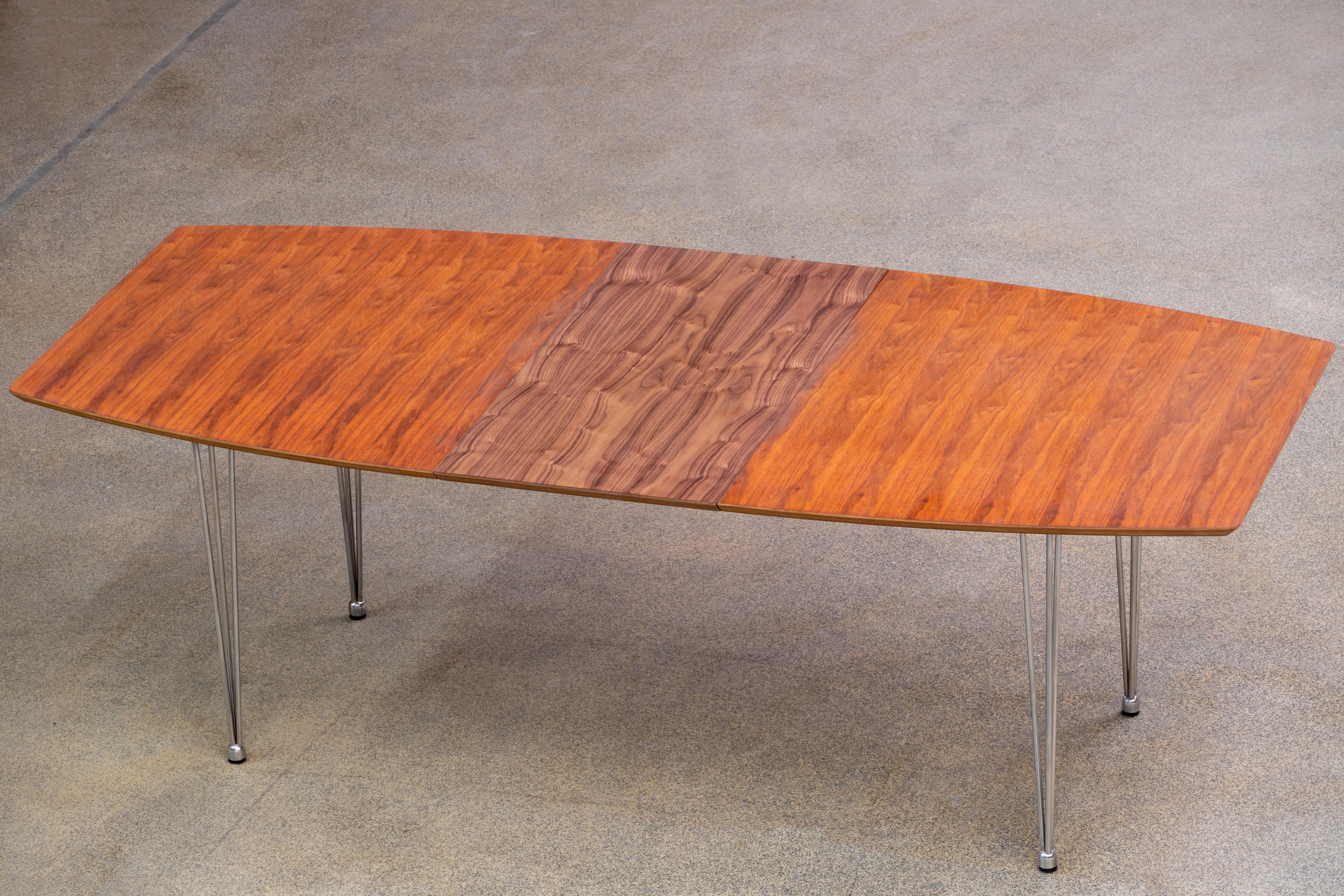 Der Super-Ellipse-Tisch mit Platte aus Nussbaum mit verchromten Federstahlbeinen.
Doppelte 50 cm lange Verlängerungsflügel. ( 170/270 x 100 x 73 cm).