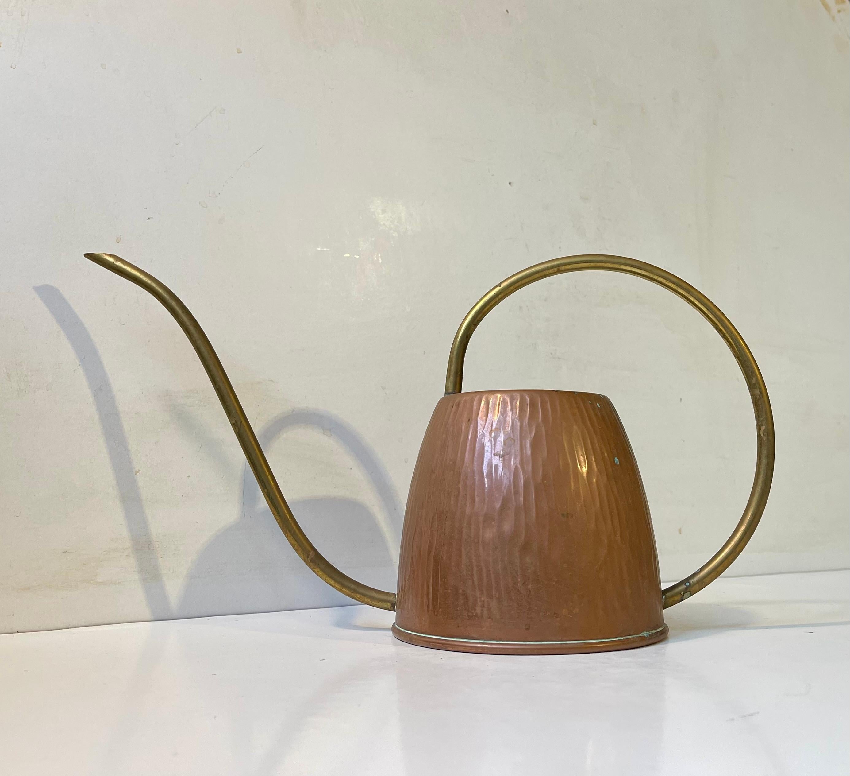 Elegante annaffiatoio in ottone con beccuccio lungo. Rame goffrato effetto corteccia. Perfetto per innaffiare gli ambienti interni - orchidee etc. Prodotto in Scandinavia nei primi anni '60 in uno stile che ricorda Wiener Werkstätte e Hagenauer.