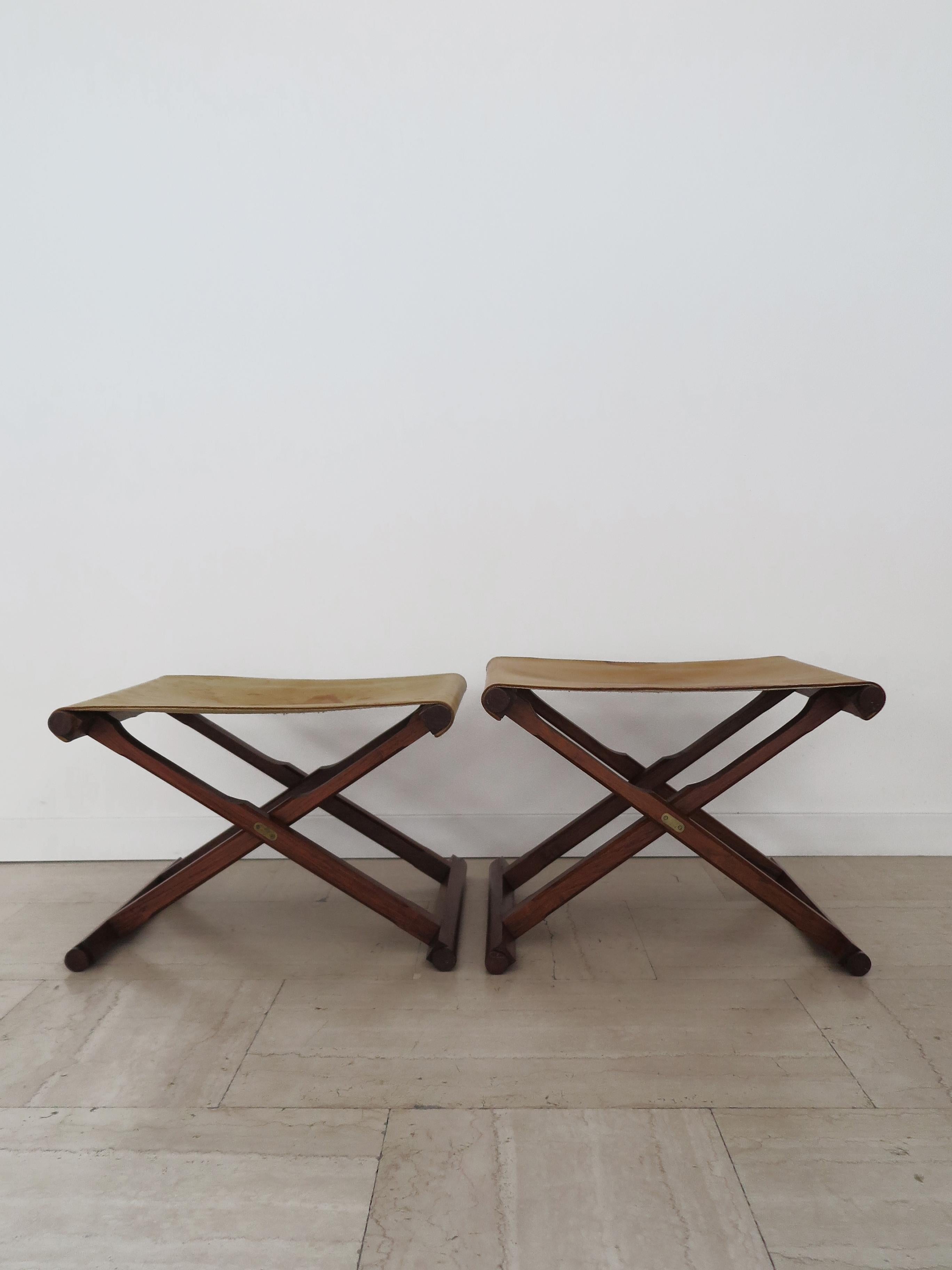 Scandinavian midcentury modern design set of two folding stools in the style of Poul Hundevad Goldhøj with teak solid wood structure, lather seat and brass details, production Denmark 1960s

Please note that the stools are original of the period and