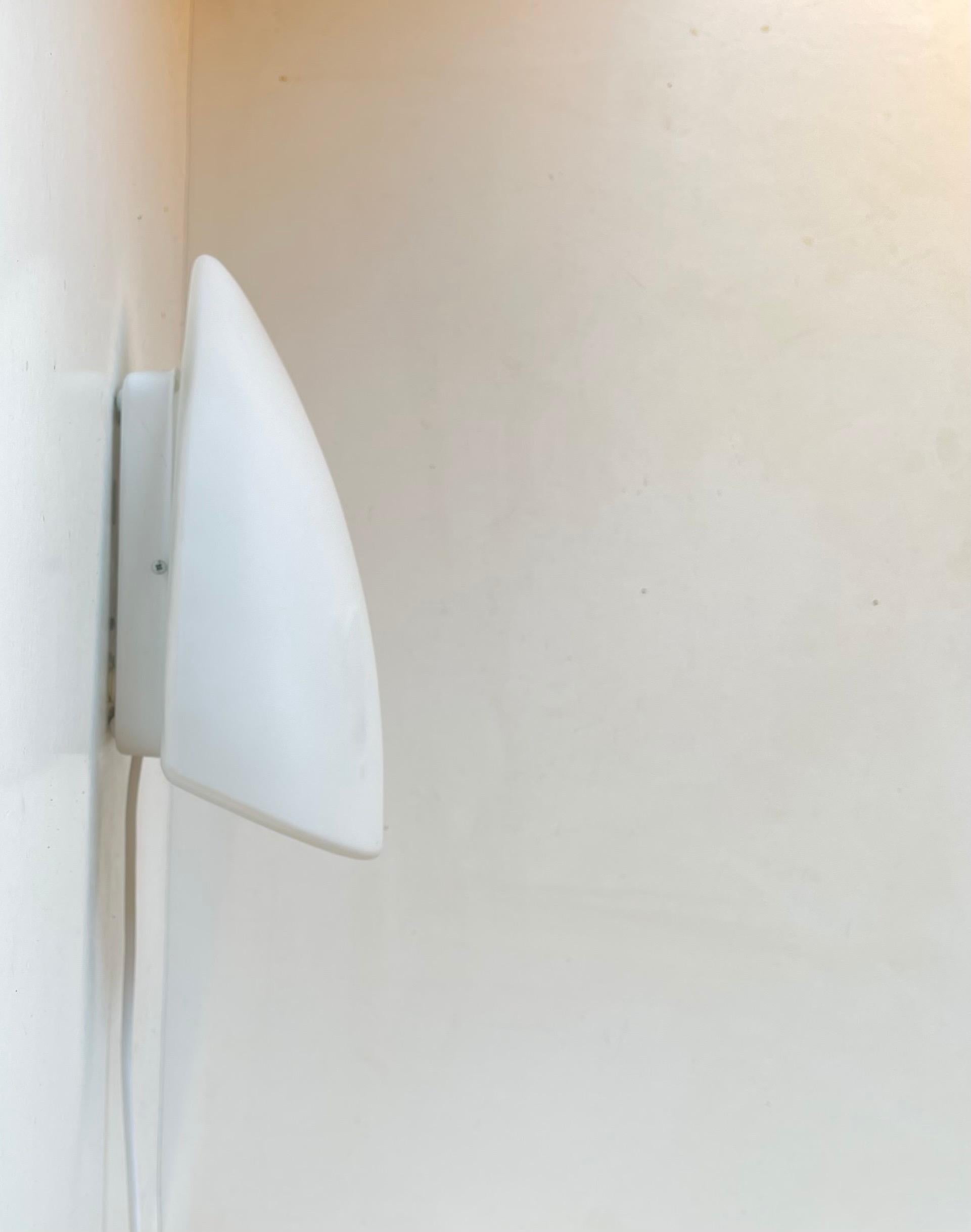 minimalist bathroom sconce