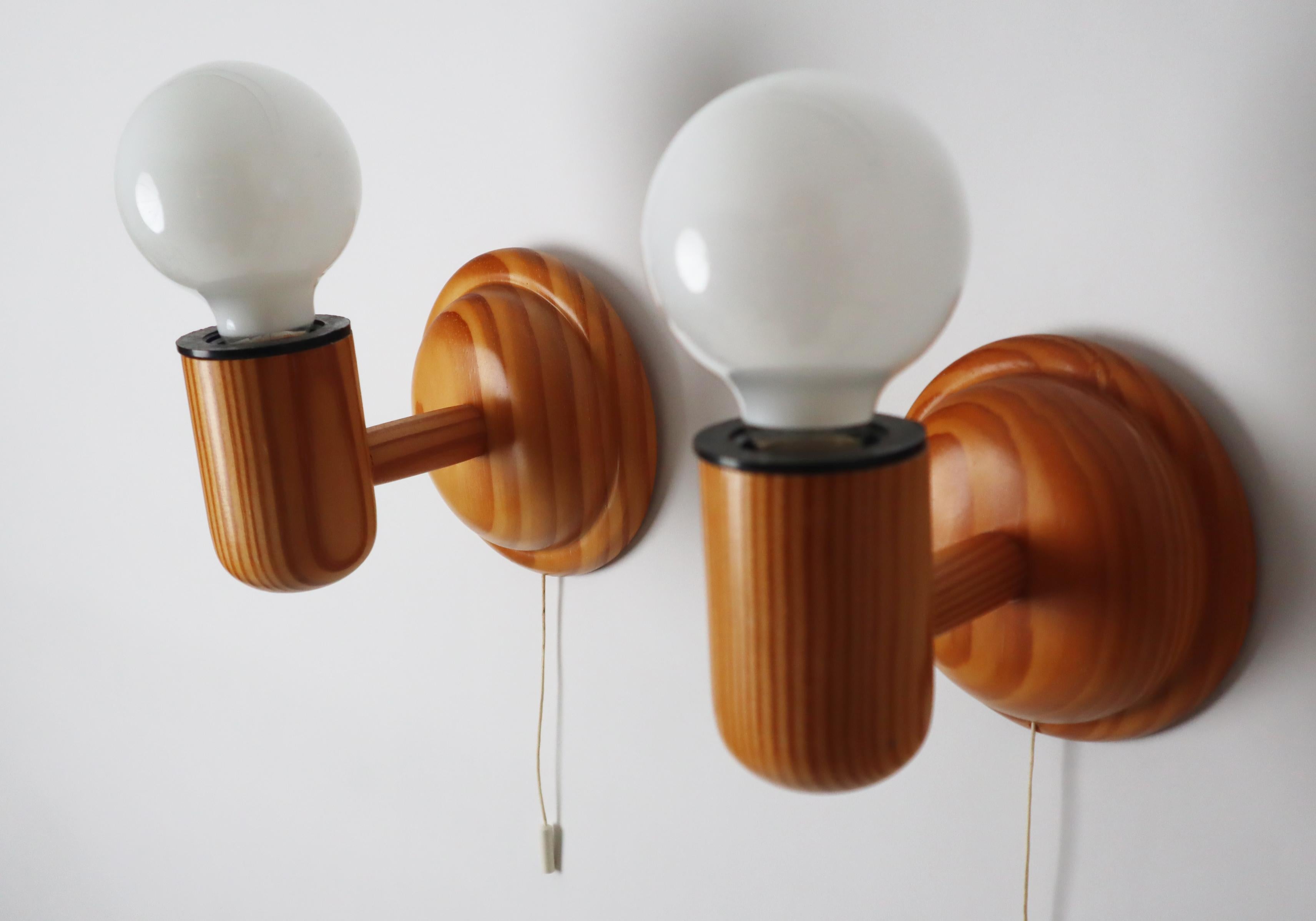 Skandinavisches minimalistisches Wandleuchtenpaar aus Kiefernholz, Schweden 1970er Jahre im Angebot 3