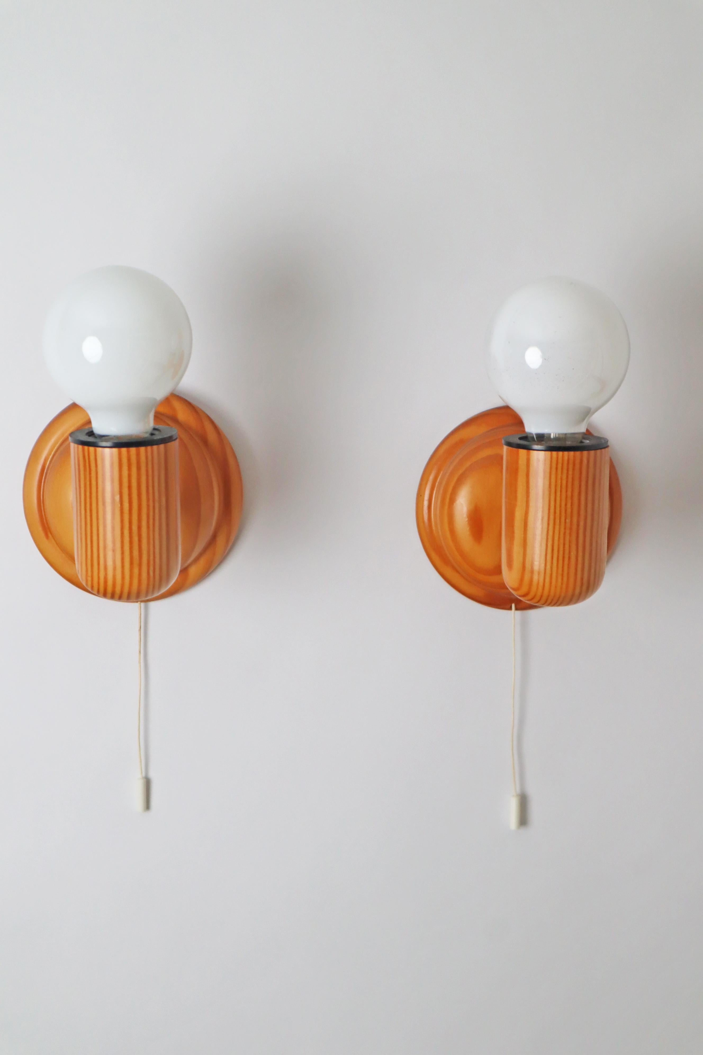 Skandinavisches minimalistisches Wandleuchtenpaar aus Kiefernholz, Schweden 1970er Jahre im Angebot 4
