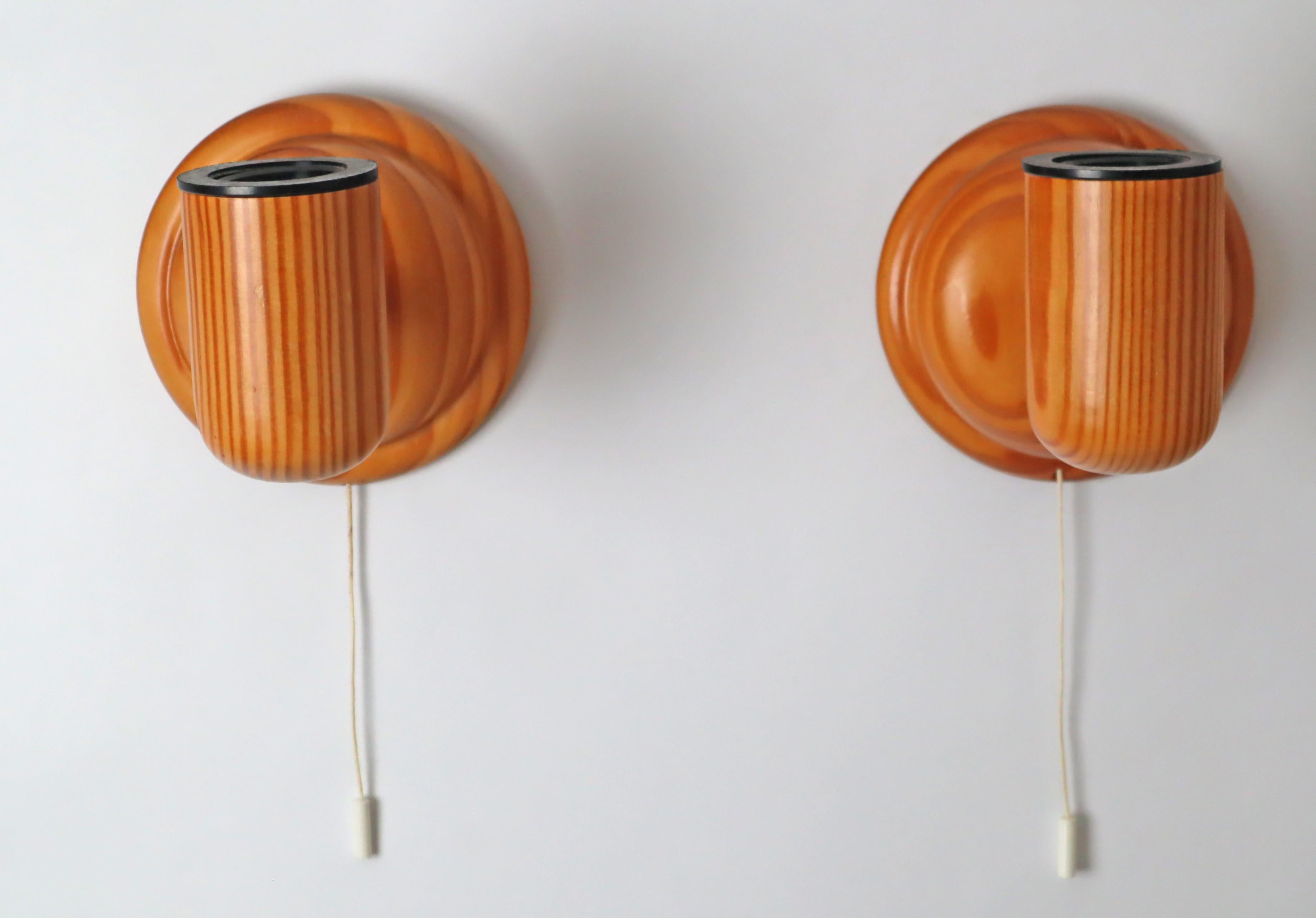 Skandinavisches minimalistisches Wandleuchtenpaar aus Kiefernholz, Schweden 1970er Jahre im Angebot 8
