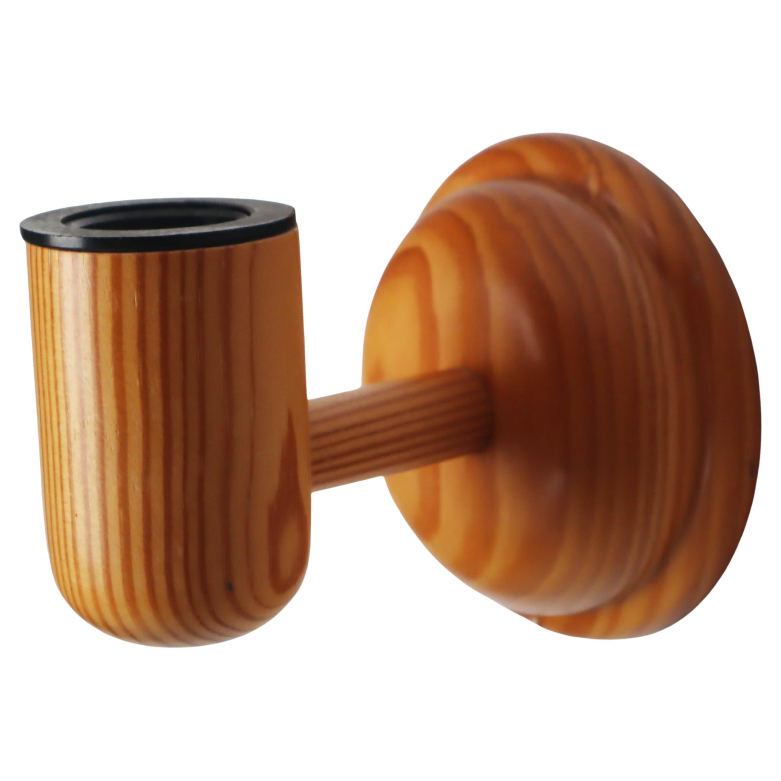 Skandinavisches minimalistisches Paar Wandleuchten aus Kiefernholz. Schöne und feine Handwerkskunst dieser zeitlosen Wandleuchten aus Nordeuropa. Dieses Paar wurde mit viel Liebe zum MATERIAL gefertigt, das schöne Naturholz wurde sorgfältig