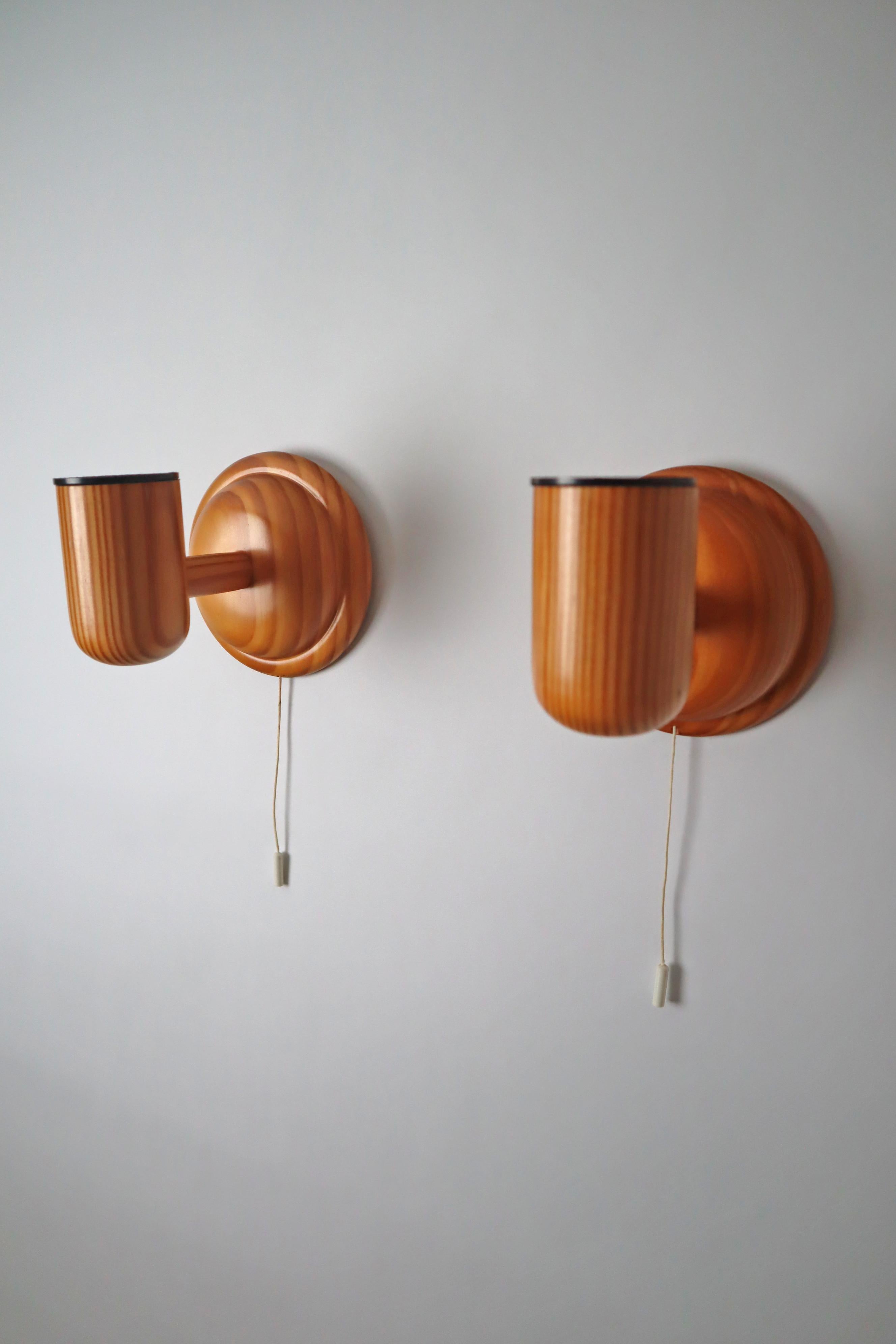 Skandinavisches minimalistisches Wandleuchtenpaar aus Kiefernholz, Schweden 1970er Jahre (Skandinavische Moderne) im Angebot
