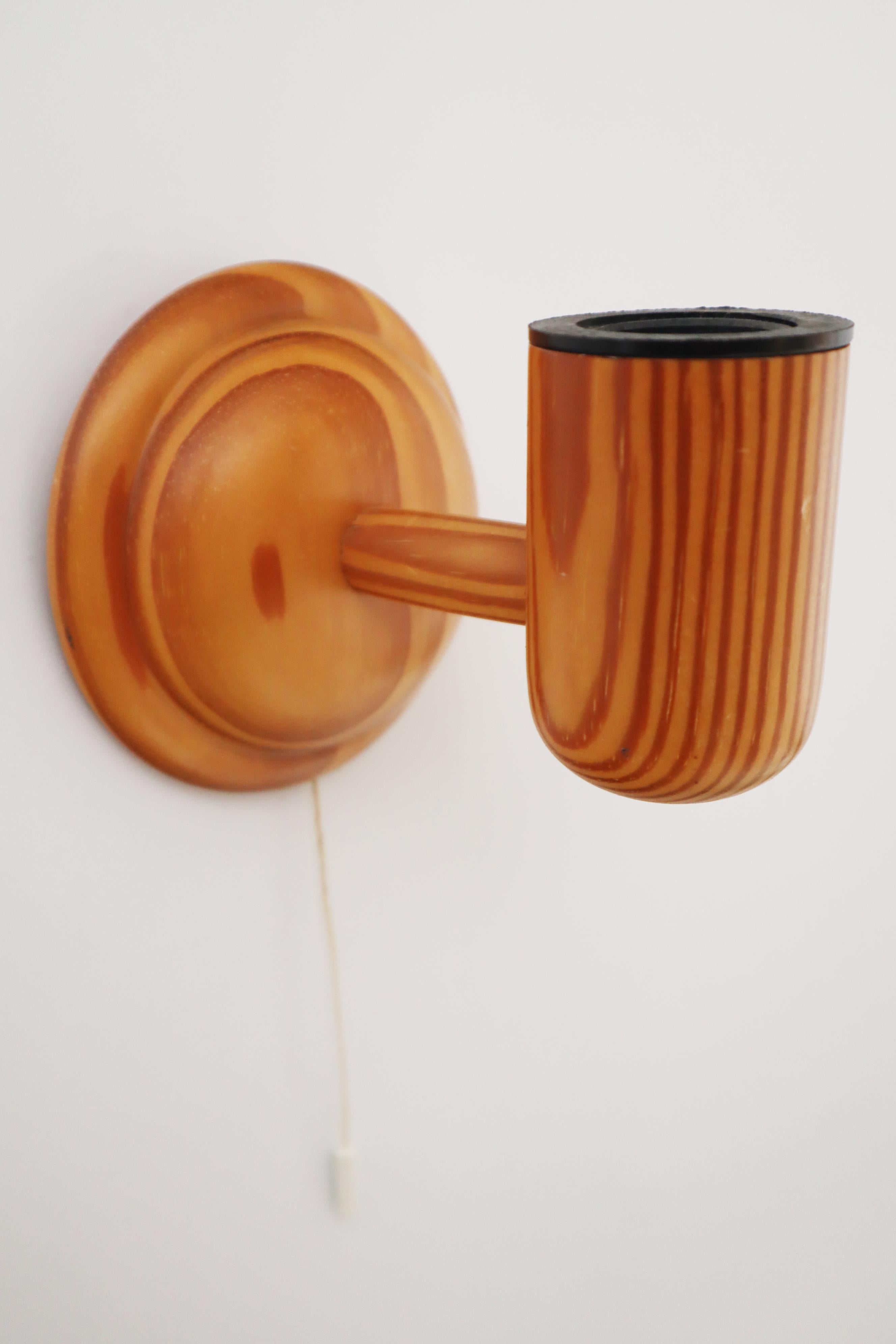 Skandinavisches minimalistisches Wandleuchtenpaar aus Kiefernholz, Schweden 1970er Jahre (Schwedisch) im Angebot