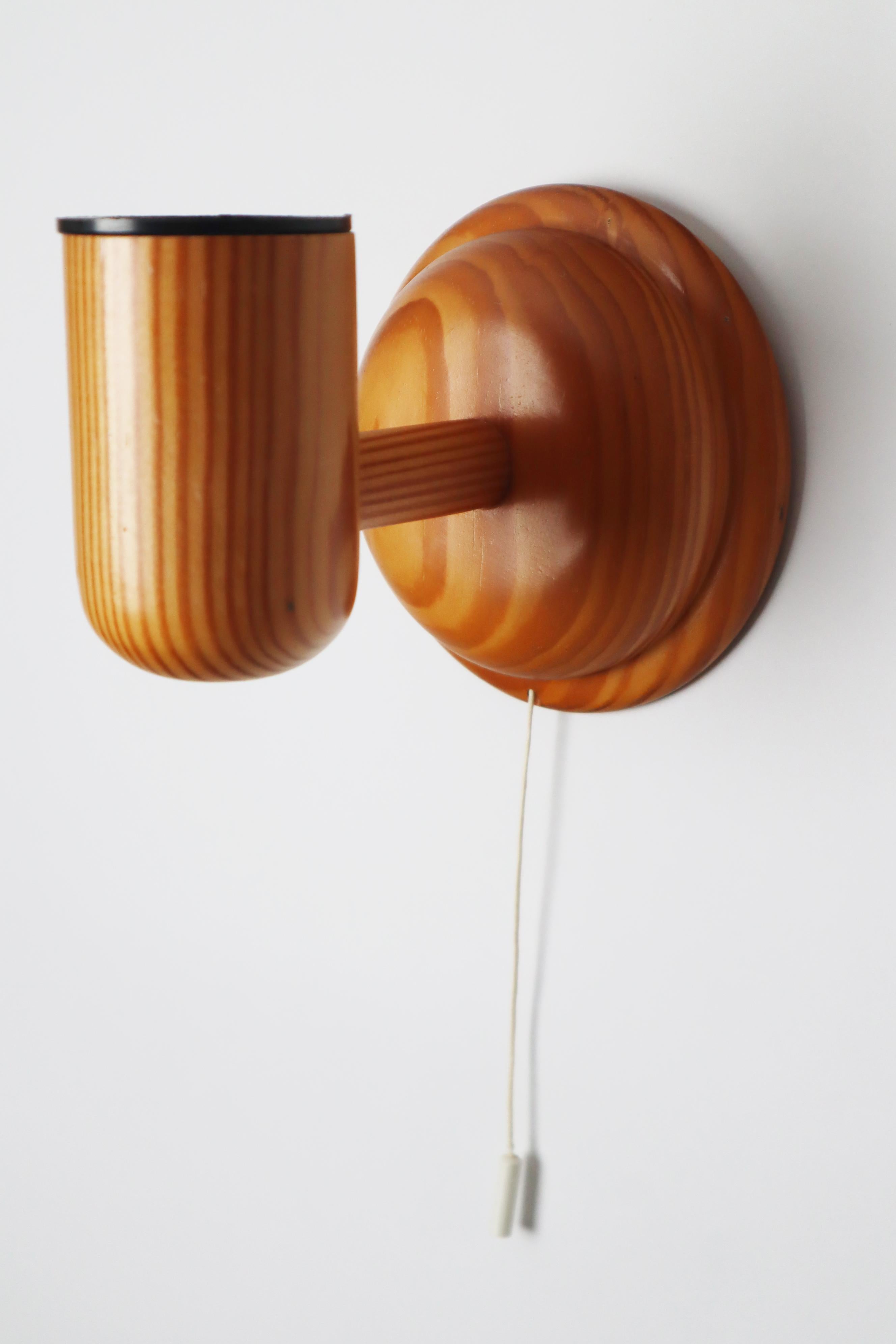 Skandinavisches minimalistisches Wandleuchtenpaar aus Kiefernholz, Schweden 1970er Jahre (Handgefertigt) im Angebot