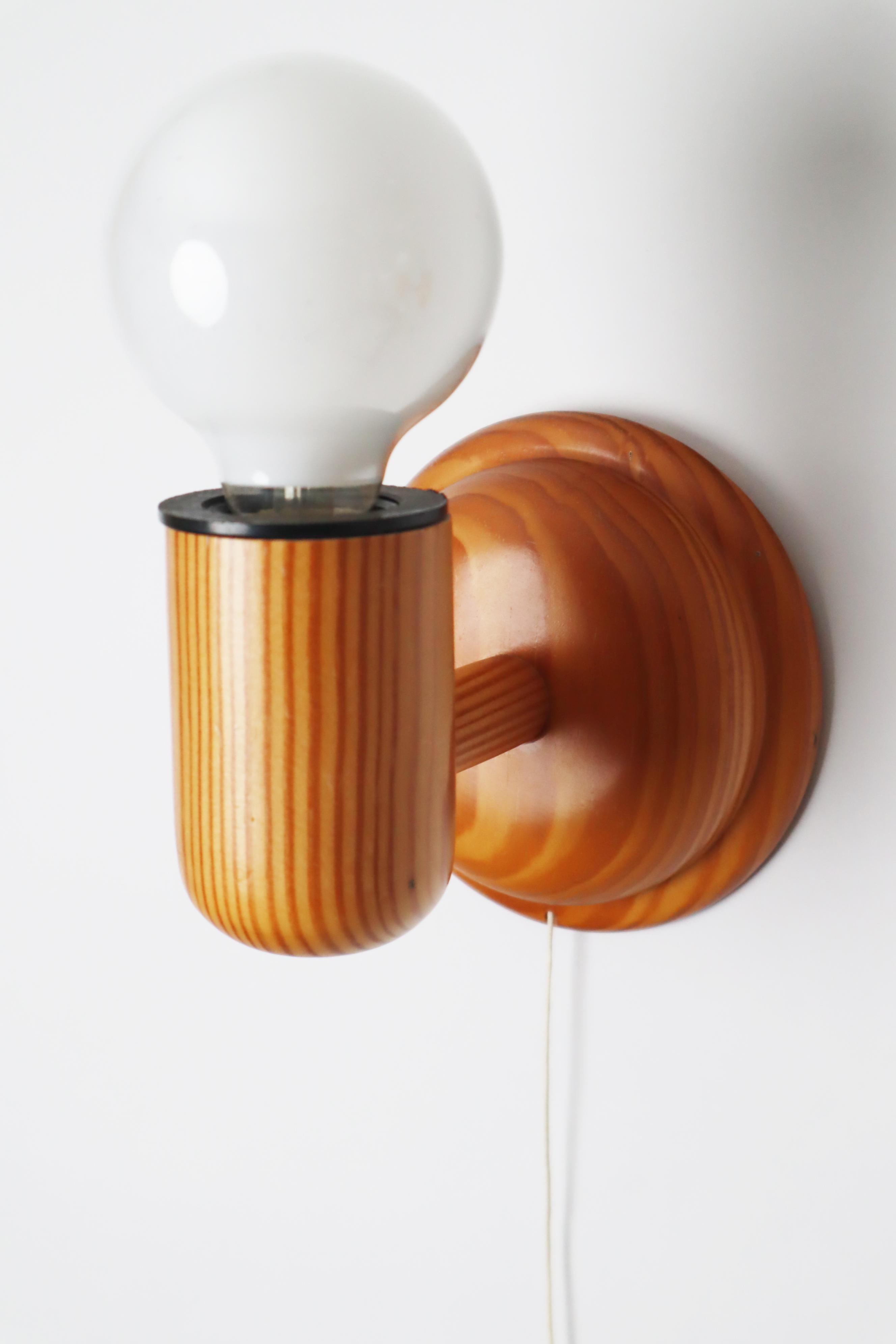 Skandinavisches minimalistisches Wandleuchtenpaar aus Kiefernholz, Schweden 1970er Jahre (Ende des 20. Jahrhunderts) im Angebot