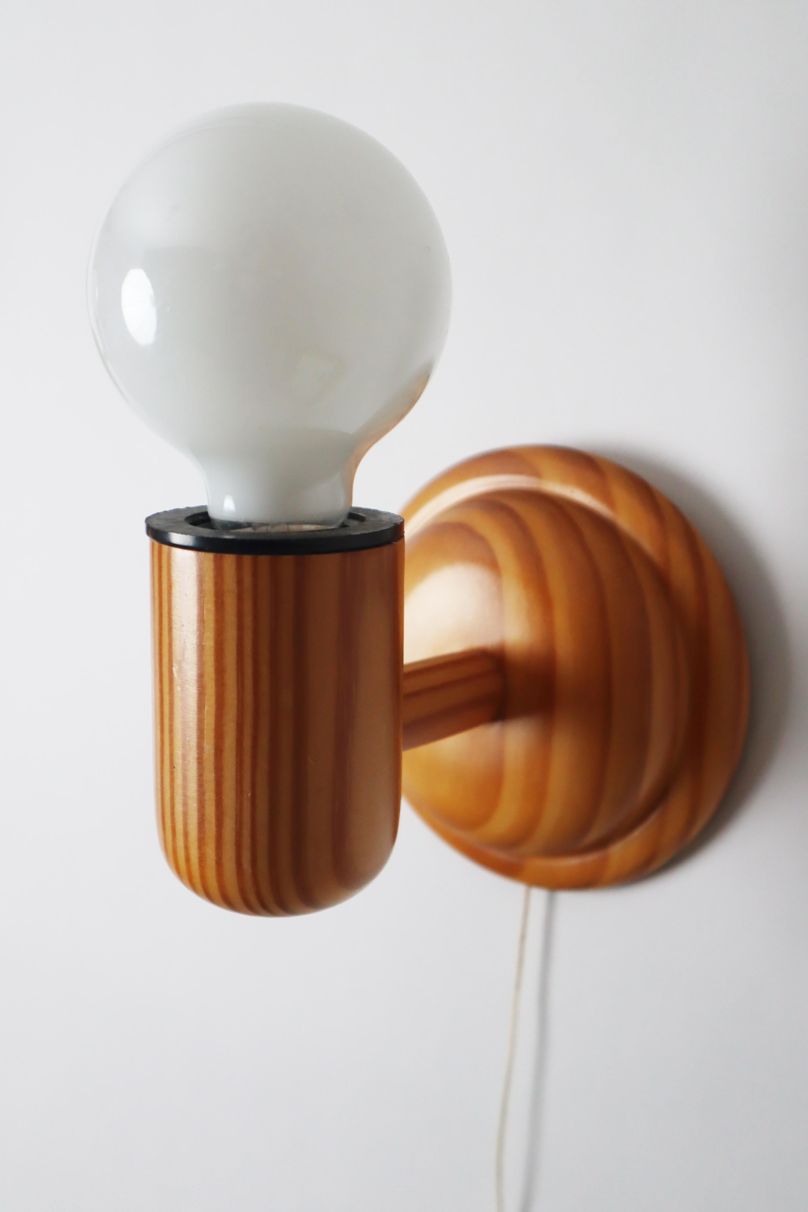 Skandinavisches minimalistisches Wandleuchtenpaar aus Kiefernholz, Schweden 1970er Jahre im Angebot 1