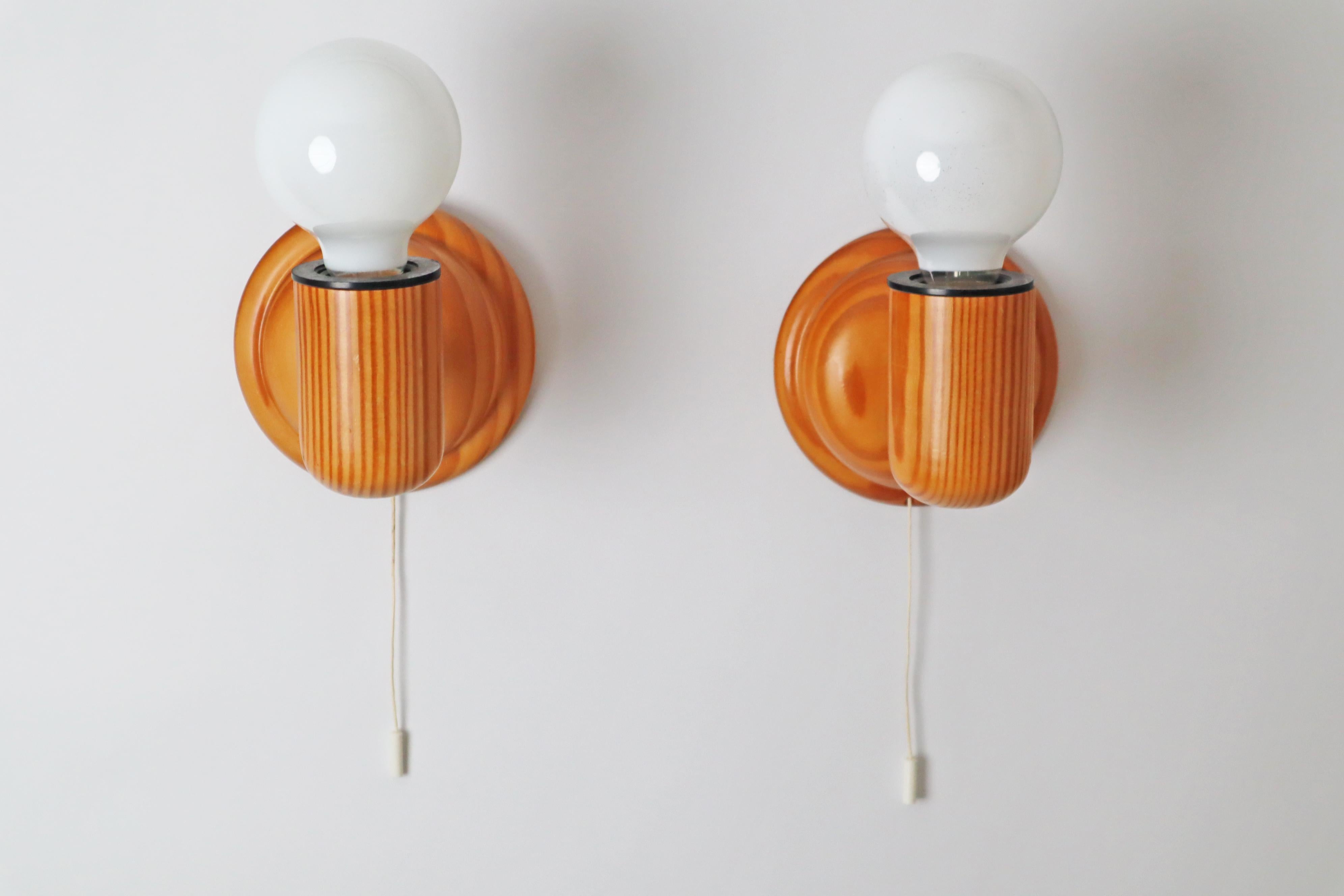 Skandinavisches minimalistisches Wandleuchtenpaar aus Kiefernholz, Schweden 1970er Jahre im Angebot 2