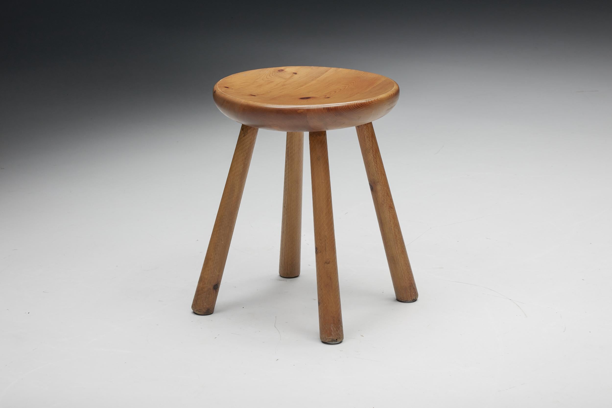 Skandinavische minimalistische Hocker mit vier Beinen aus Kiefernholz, 1950er Jahre (Mitte des 20. Jahrhunderts) im Angebot