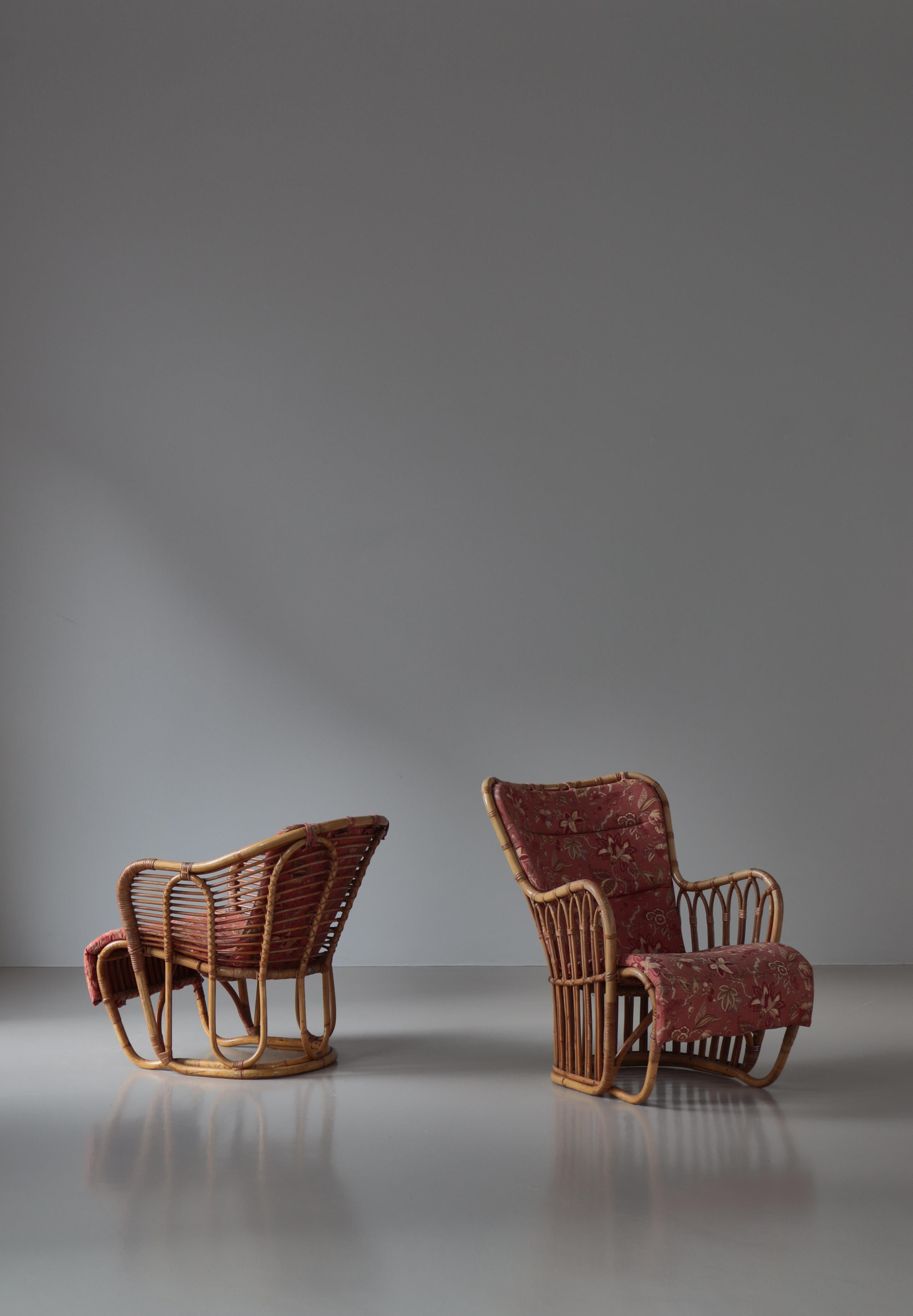 Set di sedie da salotto in rattan di prima edizione disegnate da Tove Lindt-Larsen e realizzate da Wengler, Copenaghen, negli anni Quaranta. Meravigliosi cuscini con motivi floreali. Una sedia conserva la plaquette originale in ottone di Wengler,