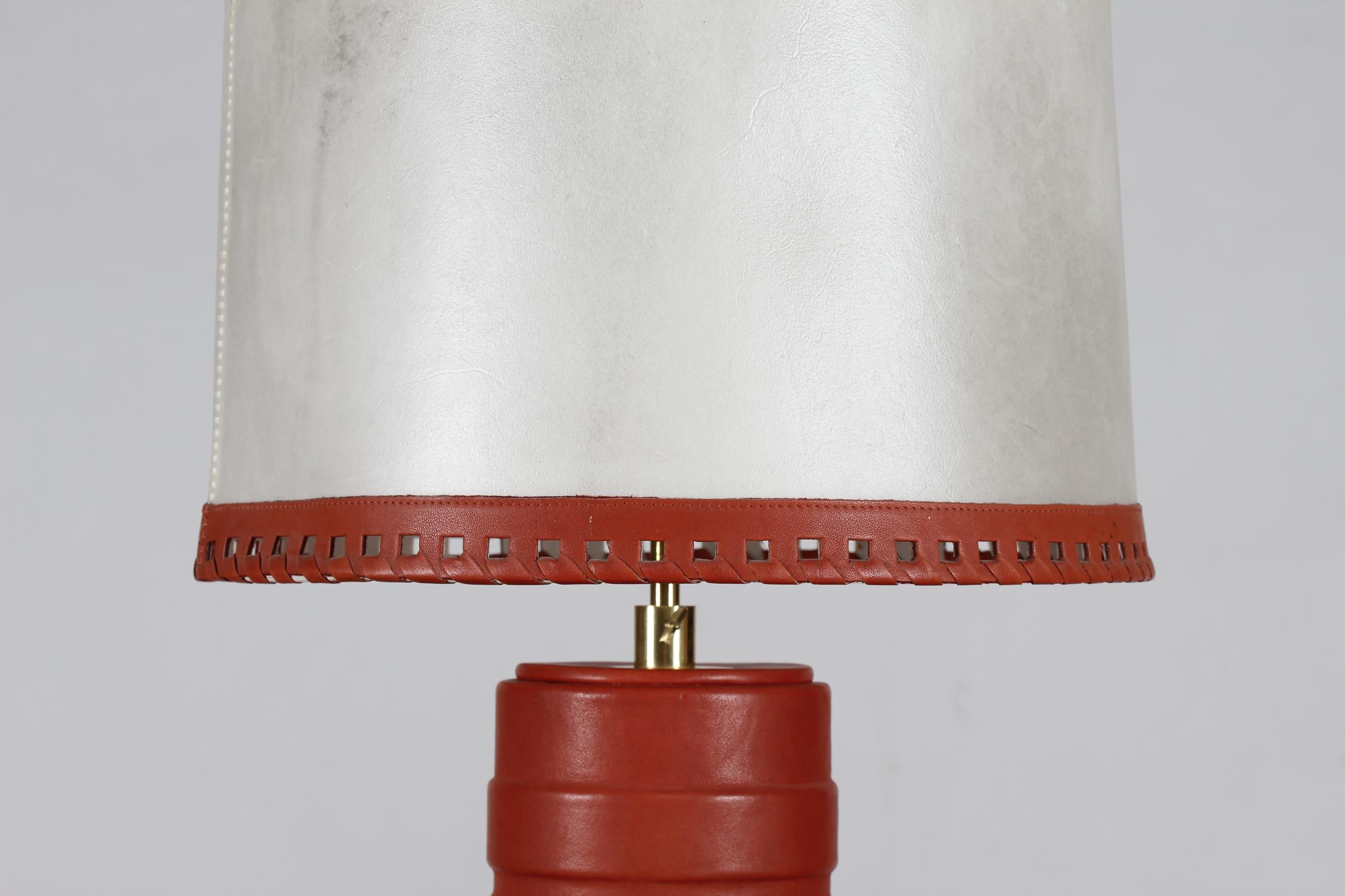 Grande lampe de table ou lampadaire réglable scandinave moderne des années 1960 en cuir brun-rouge en vente 4