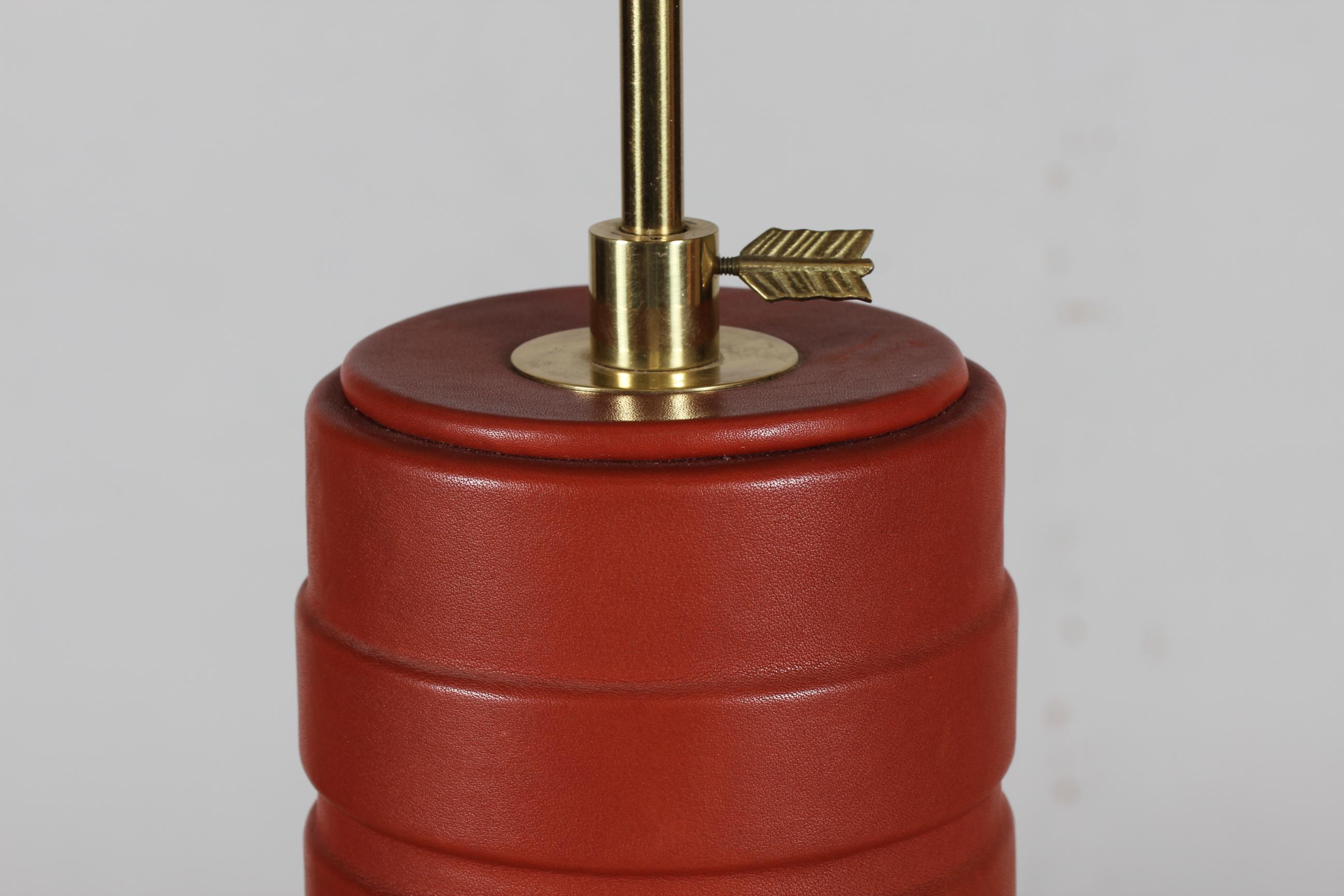 Scandinave moderne Grande lampe de table ou lampadaire réglable scandinave moderne des années 1960 en cuir brun-rouge en vente