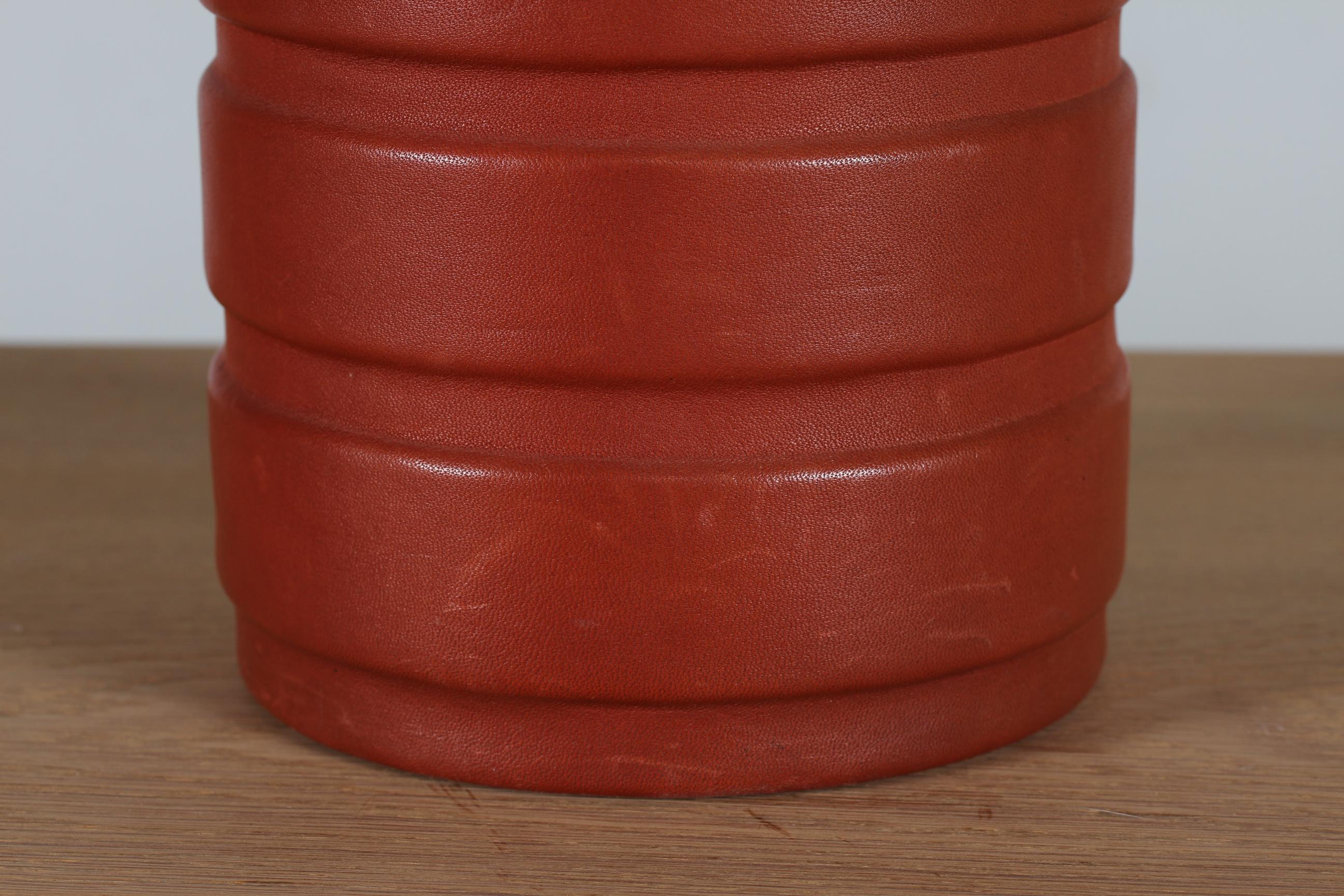 Danois Grande lampe de table ou lampadaire réglable scandinave moderne des années 1960 en cuir brun-rouge en vente