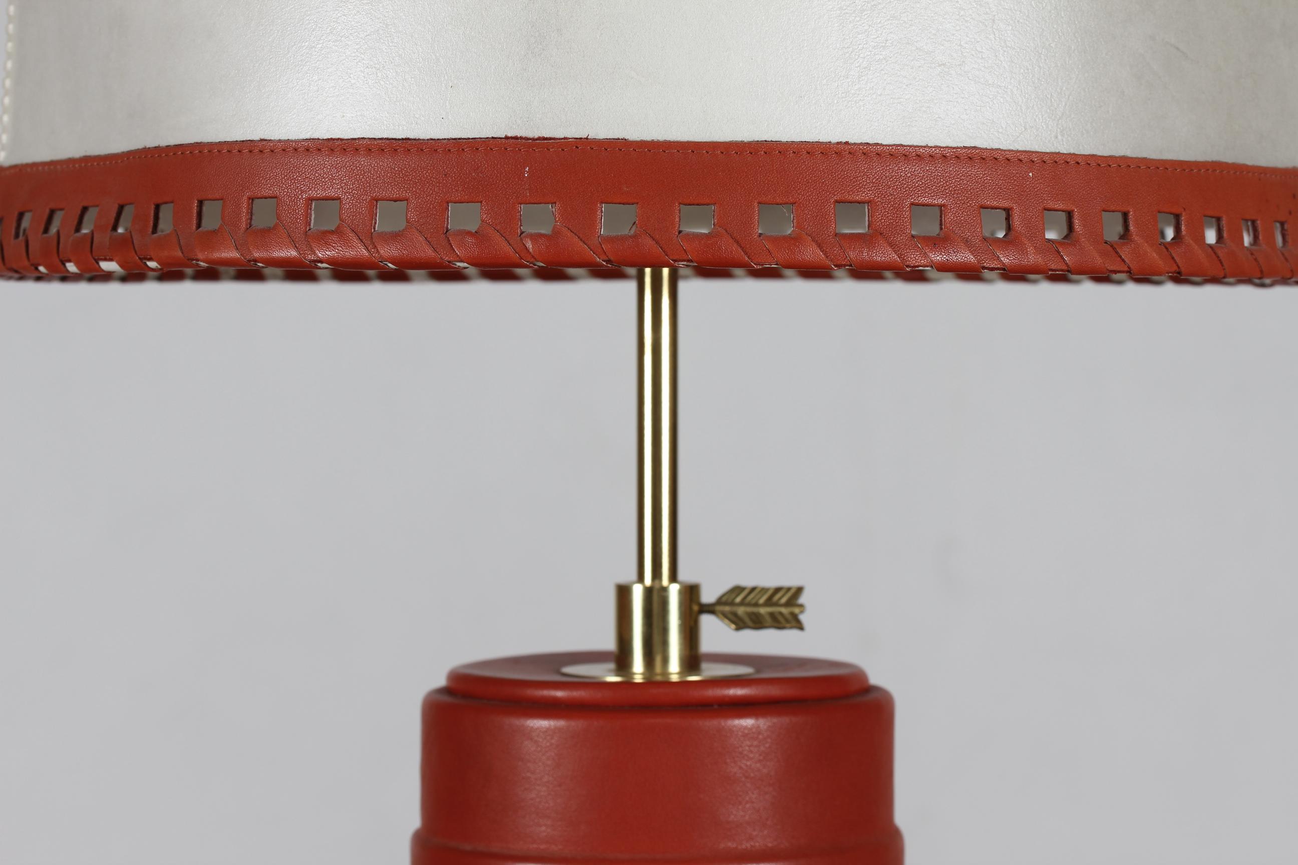 Grande lampe de table ou lampadaire réglable scandinave moderne des années 1960 en cuir brun-rouge Bon état - En vente à Aarhus C, DK